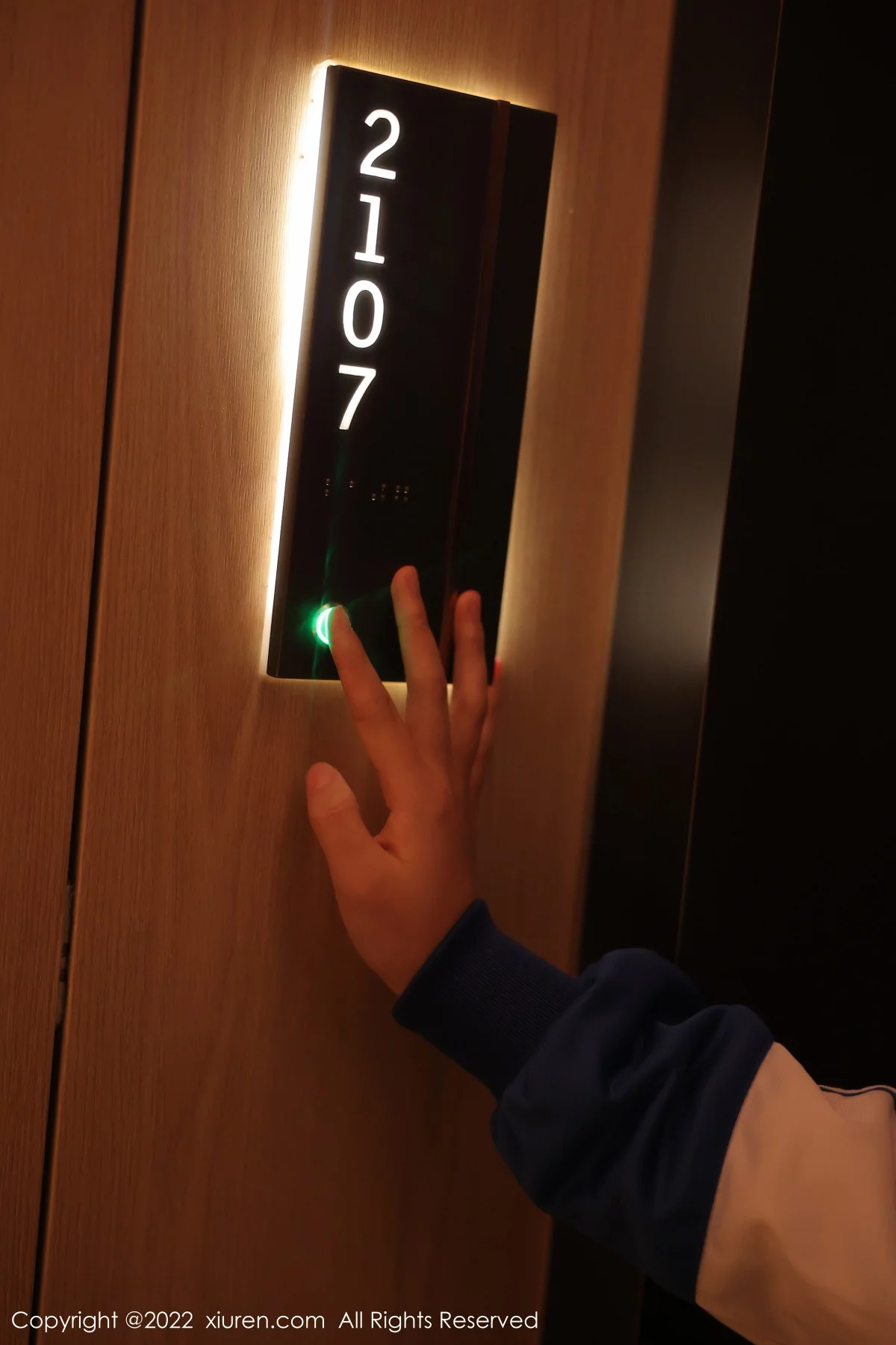 [[XiuRen秀人网]秀人网]No.5766_模特美羊羊宾馆场景脱运动装露黑色薄纱情趣内衣迷人诱惑写真90P