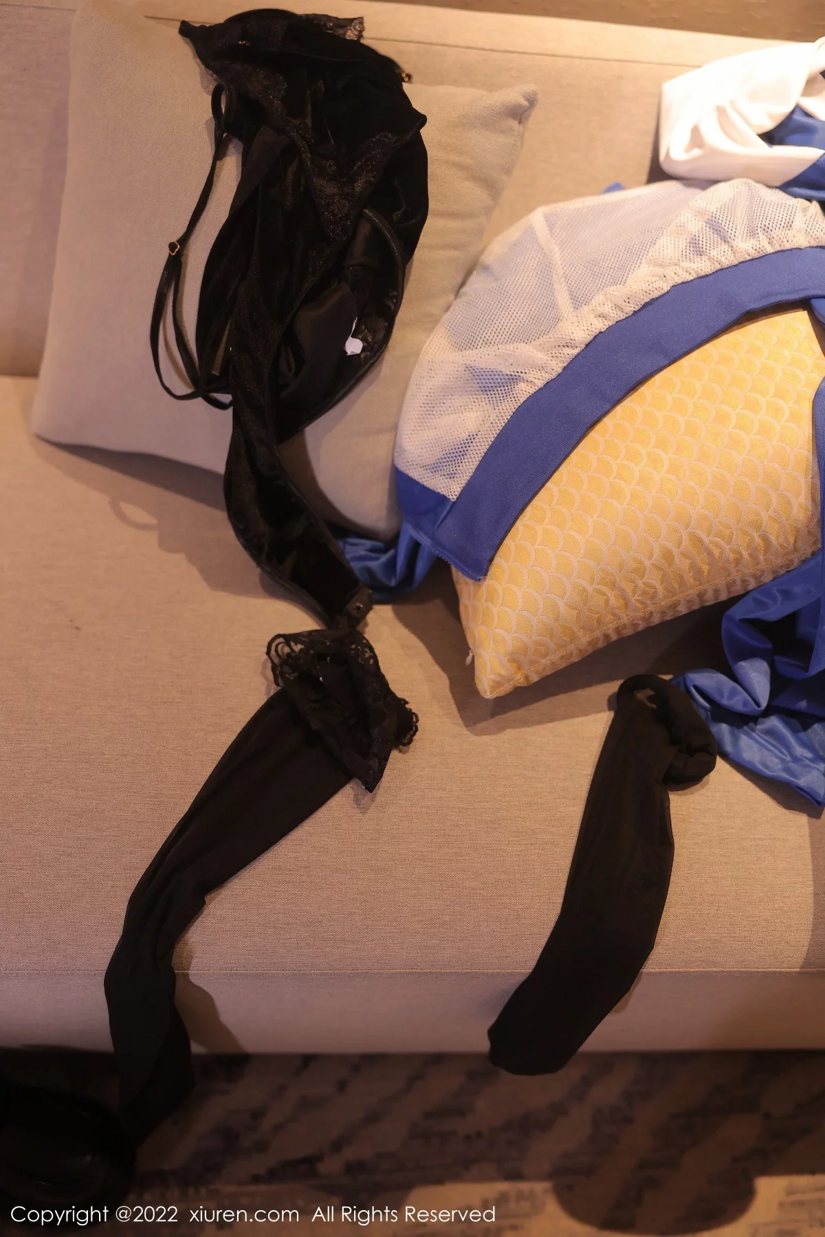 [[XiuRen秀人网]秀人网]No.5766_模特美羊羊宾馆场景脱运动装露黑色薄纱情趣内衣迷人诱惑写真90P