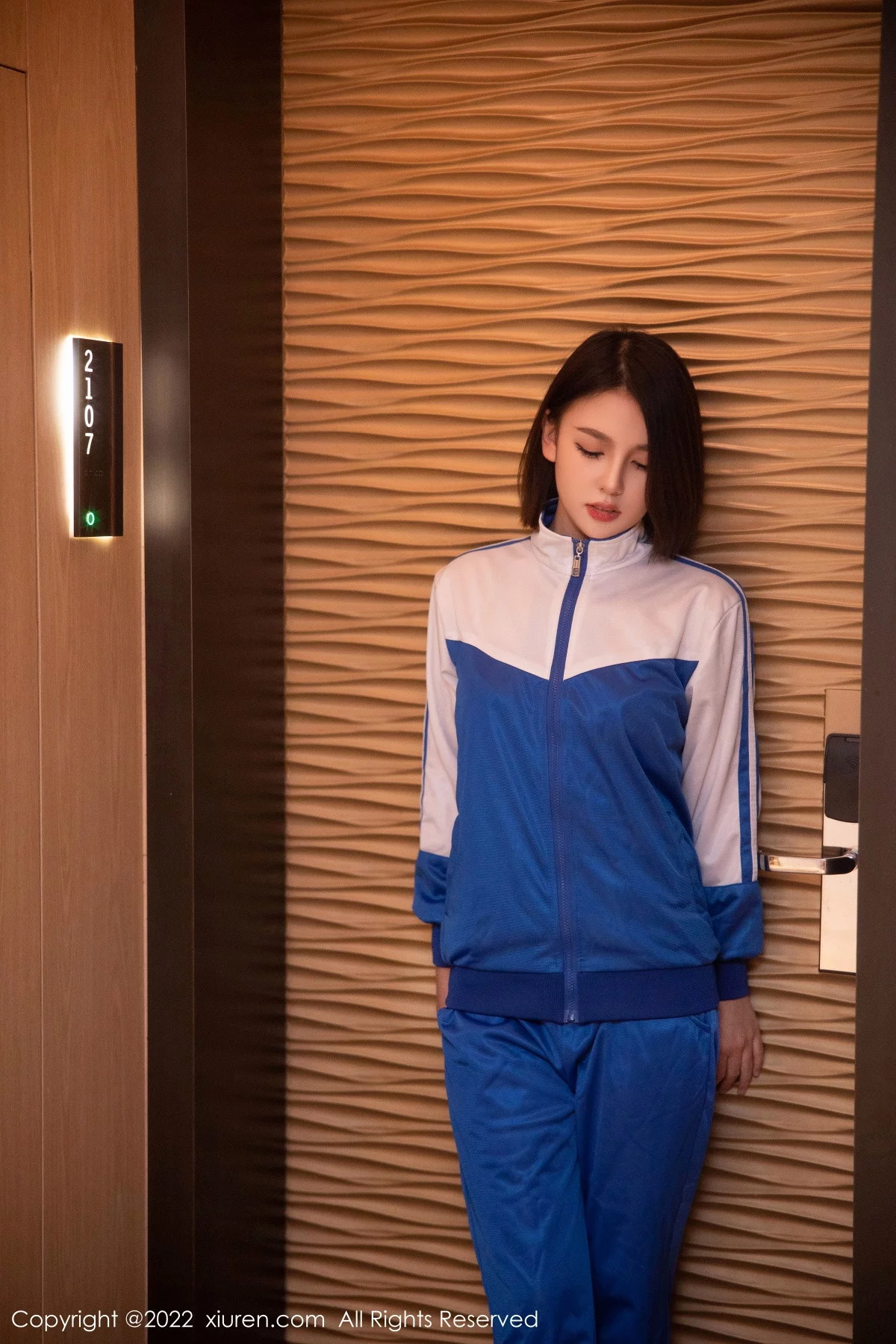 [[XiuRen秀人网]秀人网]No.5766_模特美羊羊宾馆场景脱运动装露黑色薄纱情趣内衣迷人诱惑写真90P