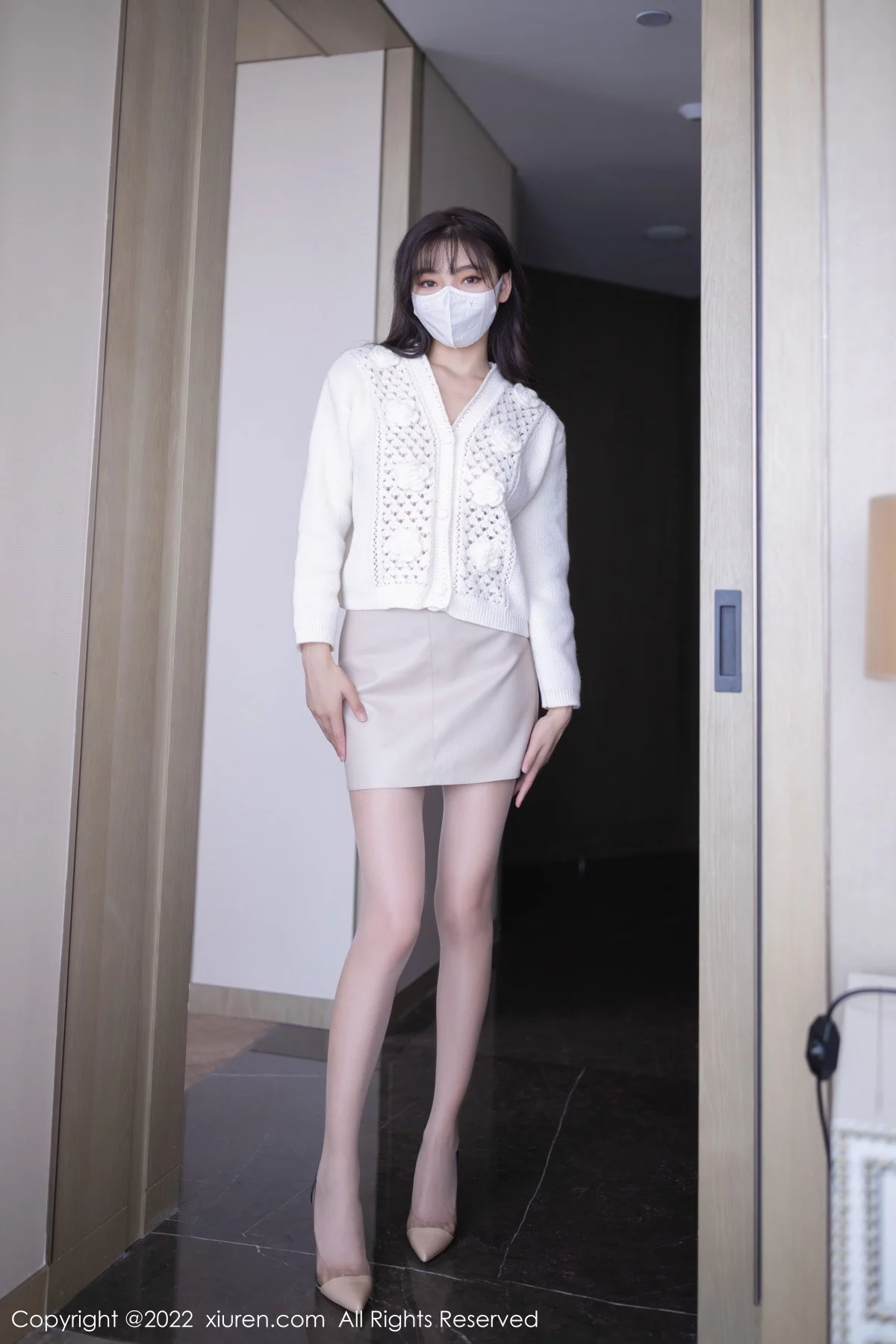 [[XiuRen秀人网]秀人网]No.5771_模特陆萱萱性感白色毛线衣配浅色短裙半脱秀完美身材诱惑写真84P