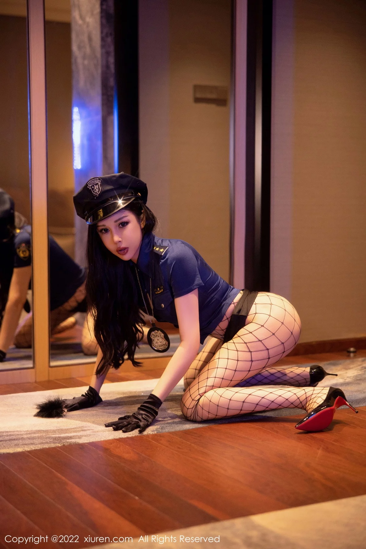 [[XiuRen秀人网]秀人网]No.5767_模特田冰冰酒店室内拍摄性感警官制服配黑丝网袜完美诱惑写真86P