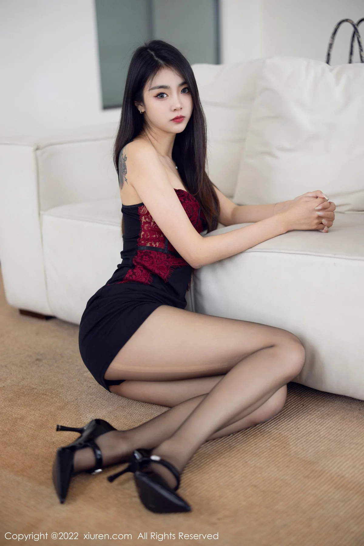 [[XiuRen秀人网]秀人网]No.5769_模特可乐Vicky性感暗红色吊带上衣配黑短裙露超薄黑丝诱惑写真63P