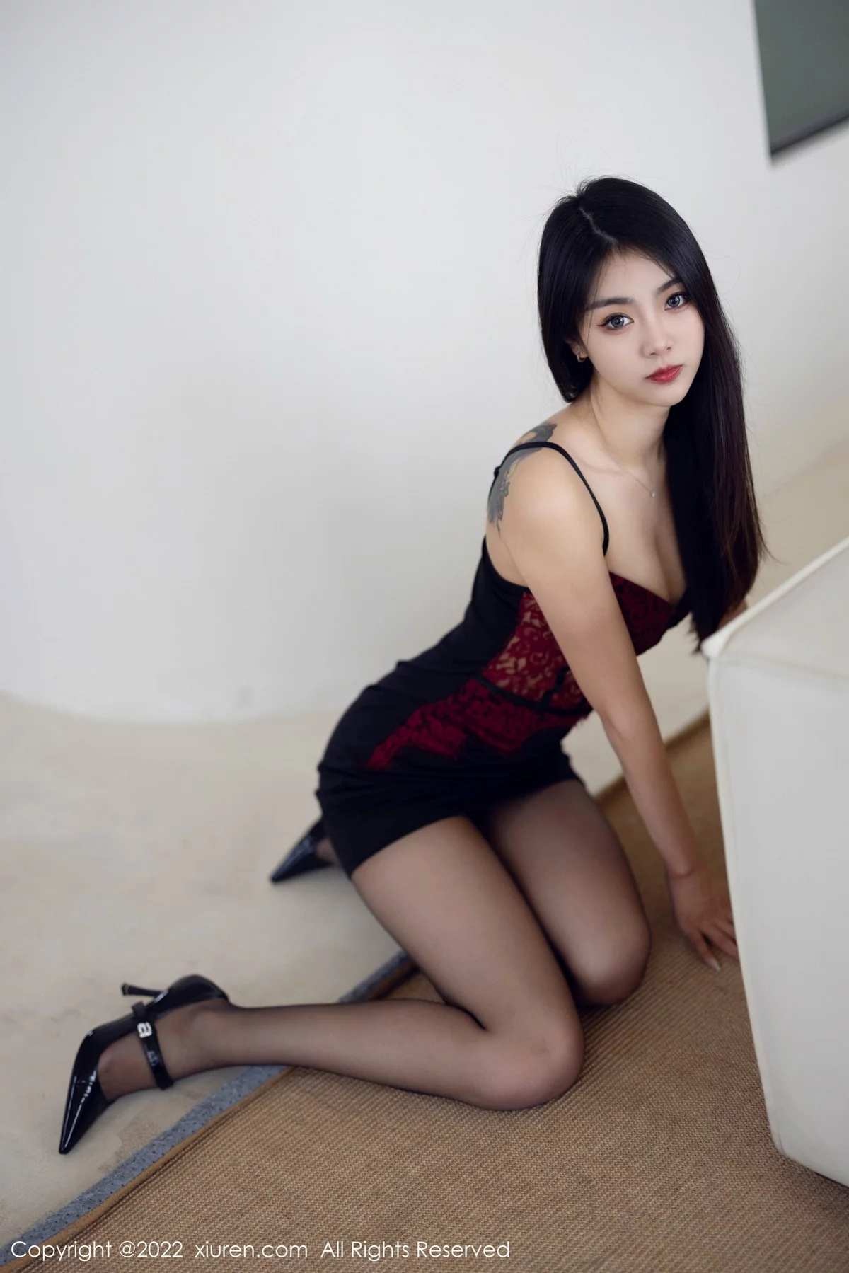 [[XiuRen秀人网]秀人网]No.5769_模特可乐Vicky性感暗红色吊带上衣配黑短裙露超薄黑丝诱惑写真63P