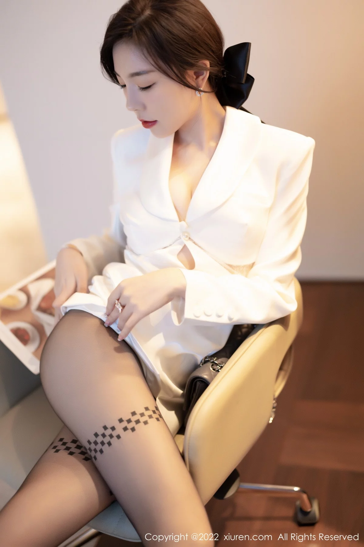 [[XiuRen秀人网]秀人网]No.5770_女神徐莉芝Booty脱白上衣露浅色情趣蕾丝内衣超薄黑丝诱惑写真84P