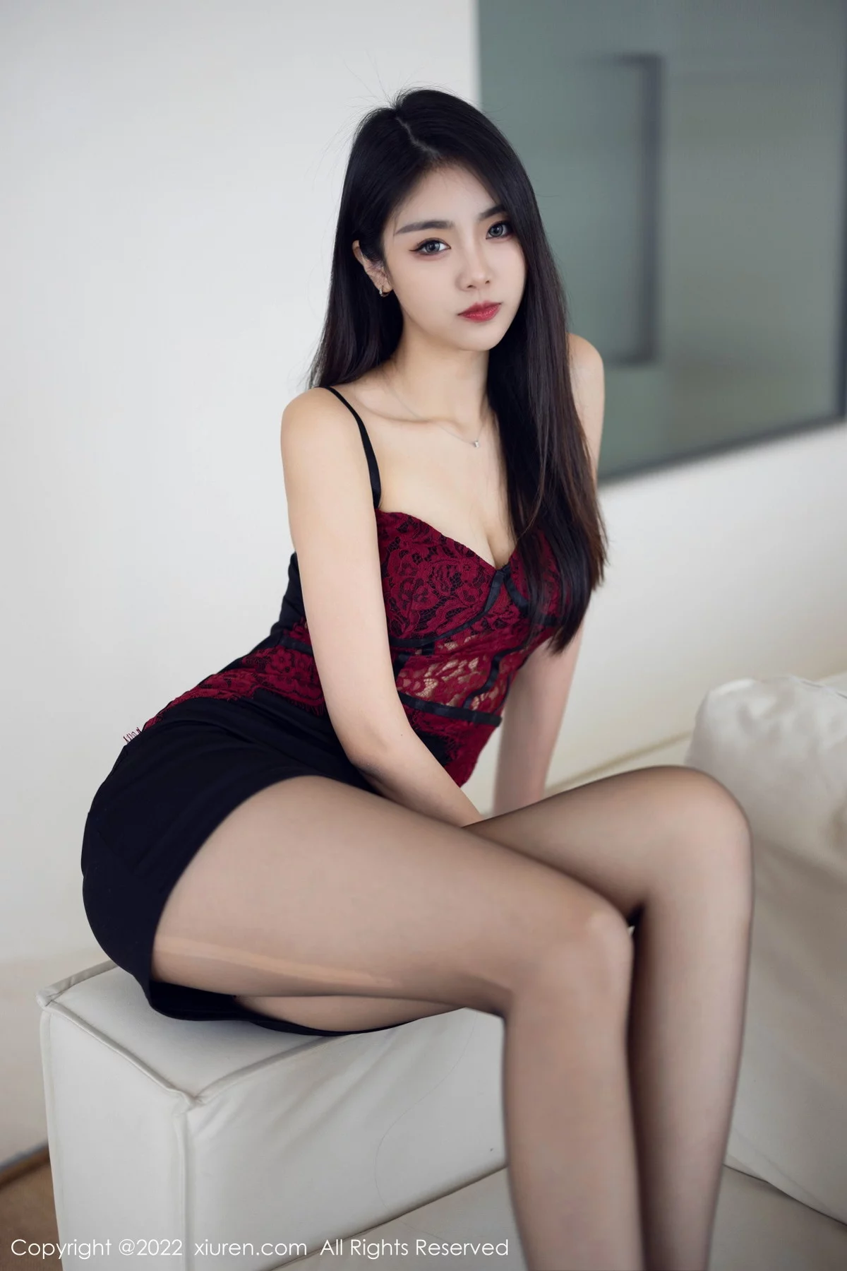 [[XiuRen秀人网]秀人网]No.5769_模特可乐Vicky性感暗红色吊带上衣配黑短裙露超薄黑丝诱惑写真63P