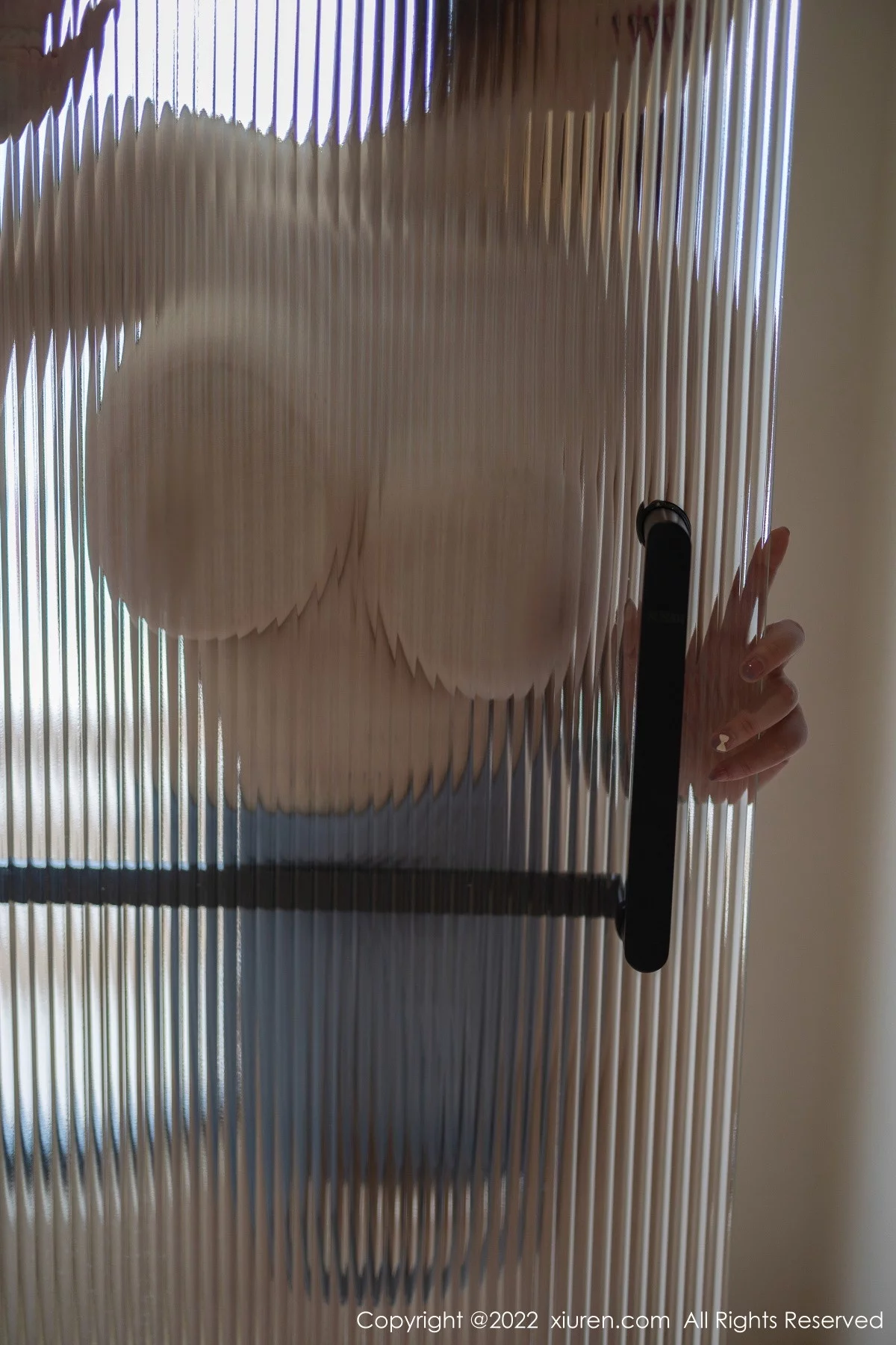 [[XiuRen秀人网]秀人网]No.5878_女神妲己_Toxic心愿旅拍蓝色高开叉服秀丰乳肥臀撩人诱惑写真72P