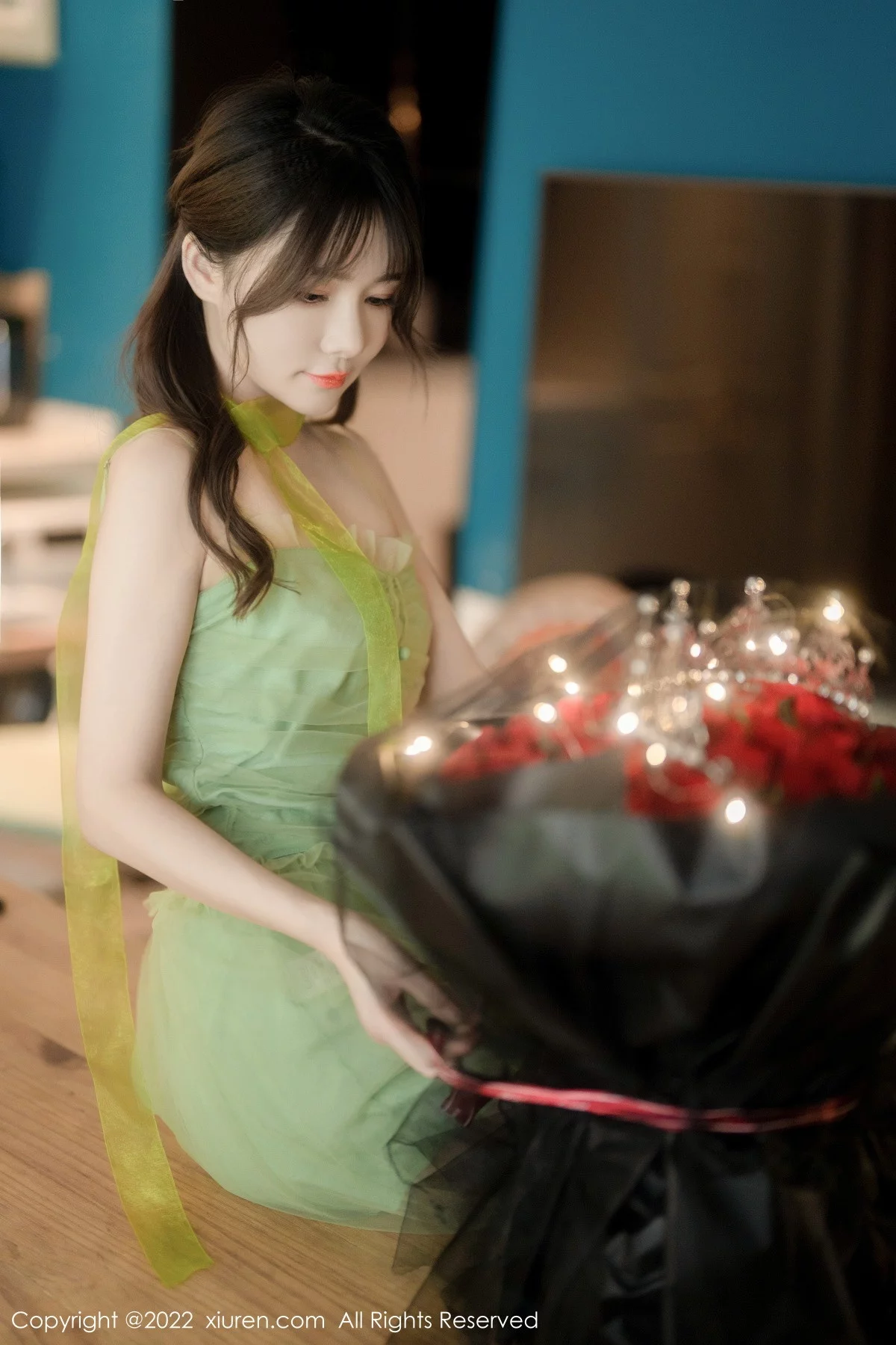 [[XiuRen秀人网]秀人网]No.5875_模特婠婠么私房性感淡绿色连衣裙秀曼妙身姿白嫩美腿诱惑写真85P