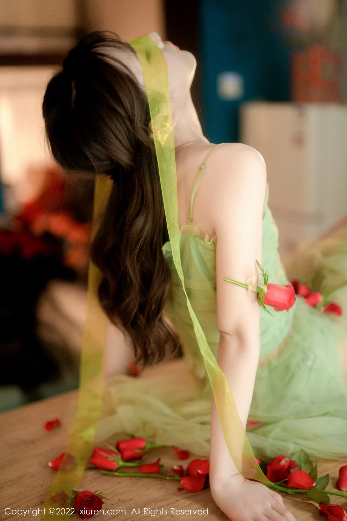 [[XiuRen秀人网]秀人网]No.5875_模特婠婠么私房性感淡绿色连衣裙秀曼妙身姿白嫩美腿诱惑写真85P