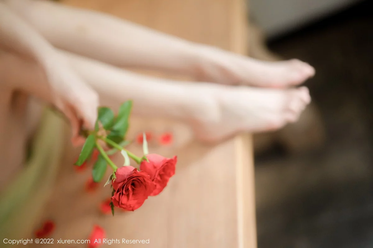 [[XiuRen秀人网]秀人网]No.5875_模特婠婠么私房性感淡绿色连衣裙秀曼妙身姿白嫩美腿诱惑写真85P