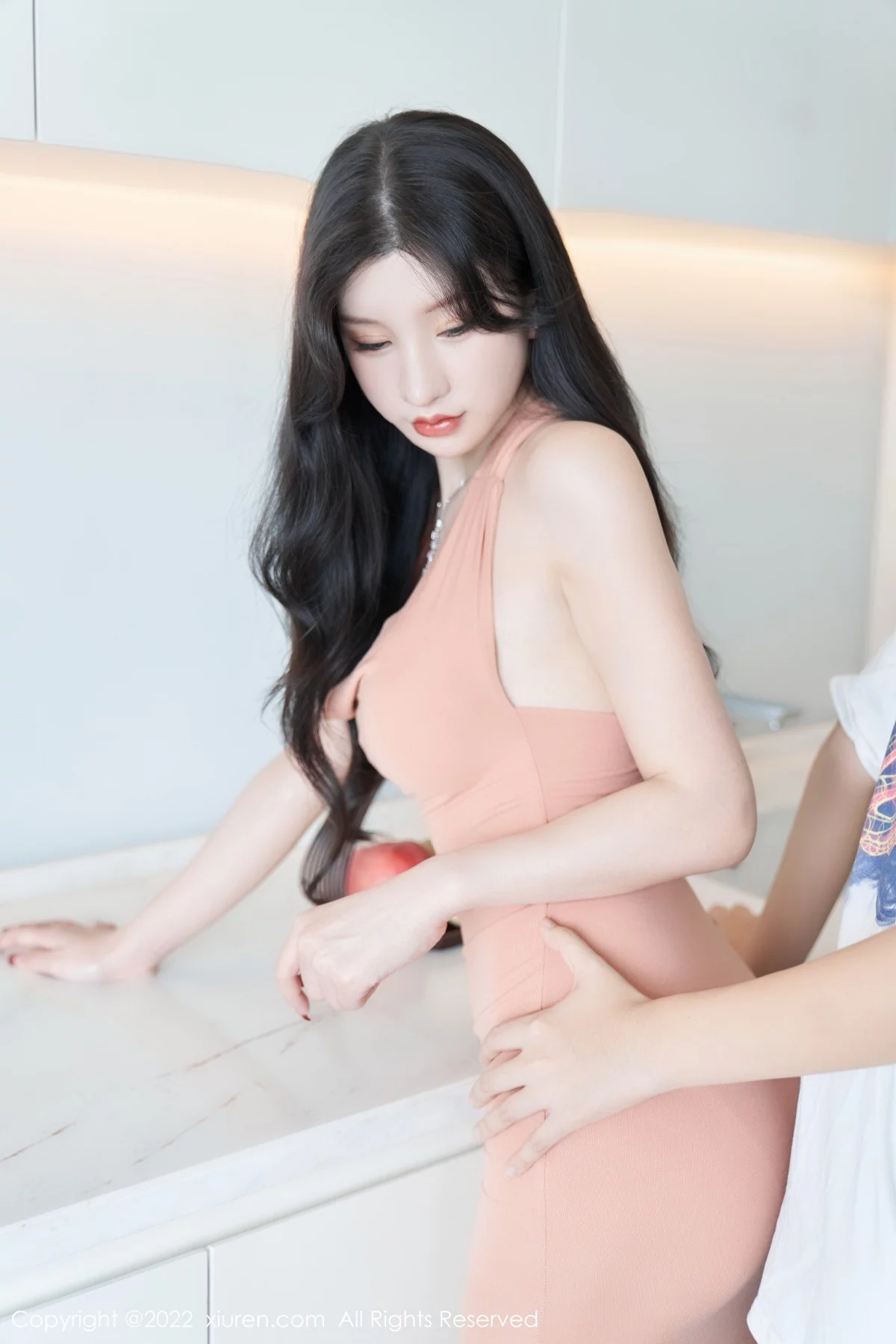 [[XiuRen秀人网]秀人网]No.5881_女神周于希Sally心愿旅拍性感粉色长裙+白色薄纱惹火诱惑写真80P