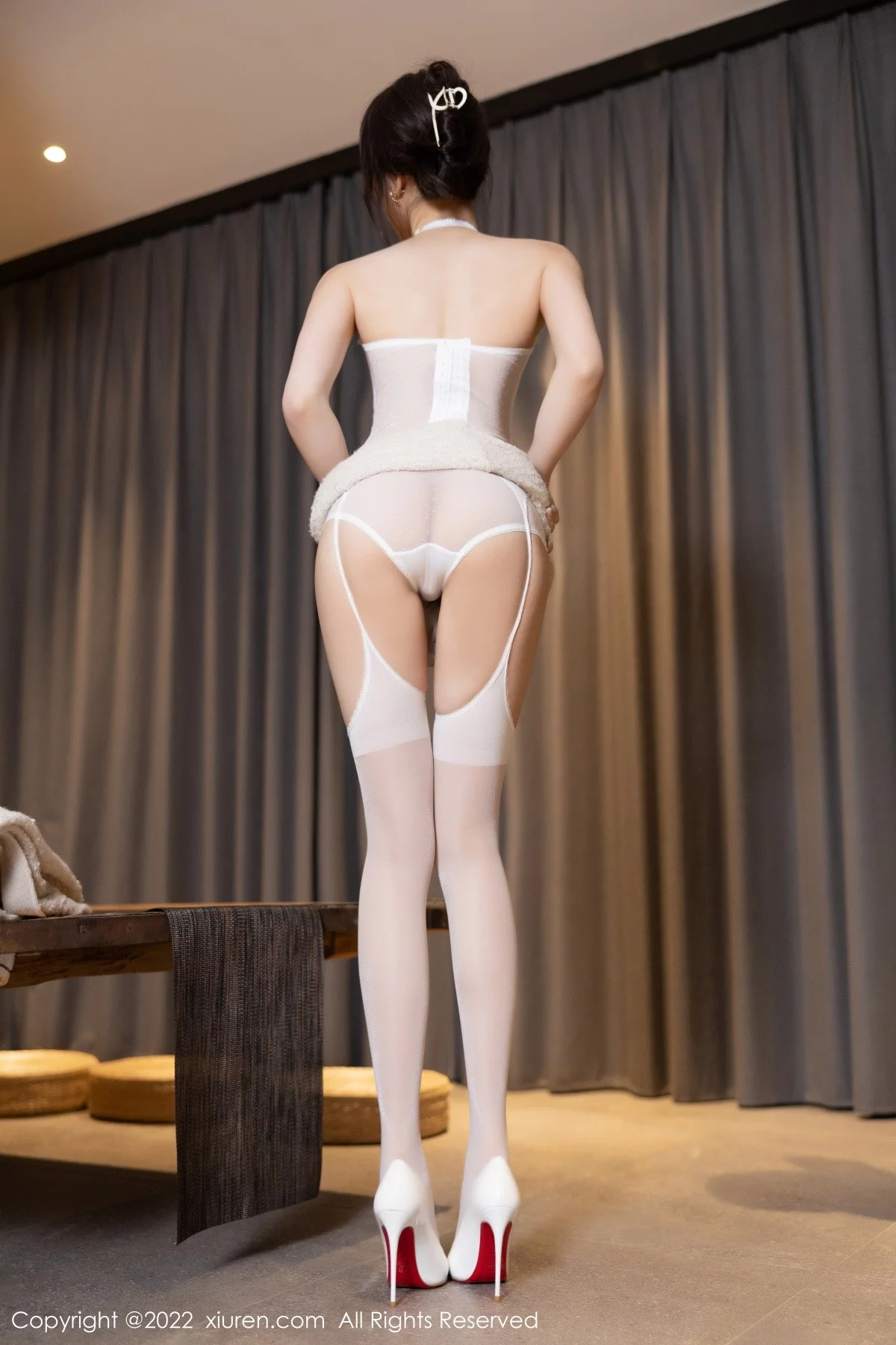 [[XiuRen秀人网]秀人网]No.5880_女神徐莉芝Booty半脱露性感白色蕾丝内衣配白丝吊袜诱惑写真88P