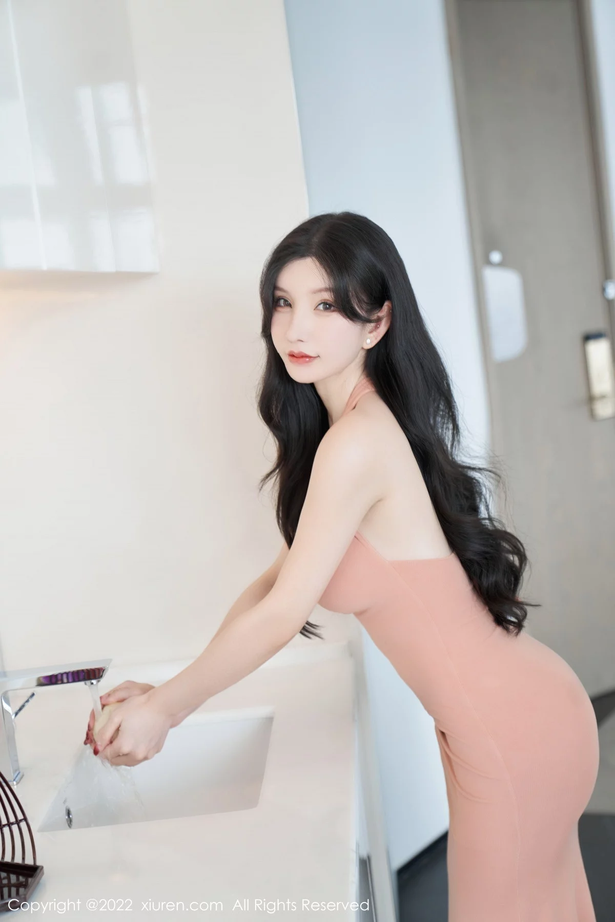 [[XiuRen秀人网]秀人网]No.5881_女神周于希Sally心愿旅拍性感粉色长裙+白色薄纱惹火诱惑写真80P