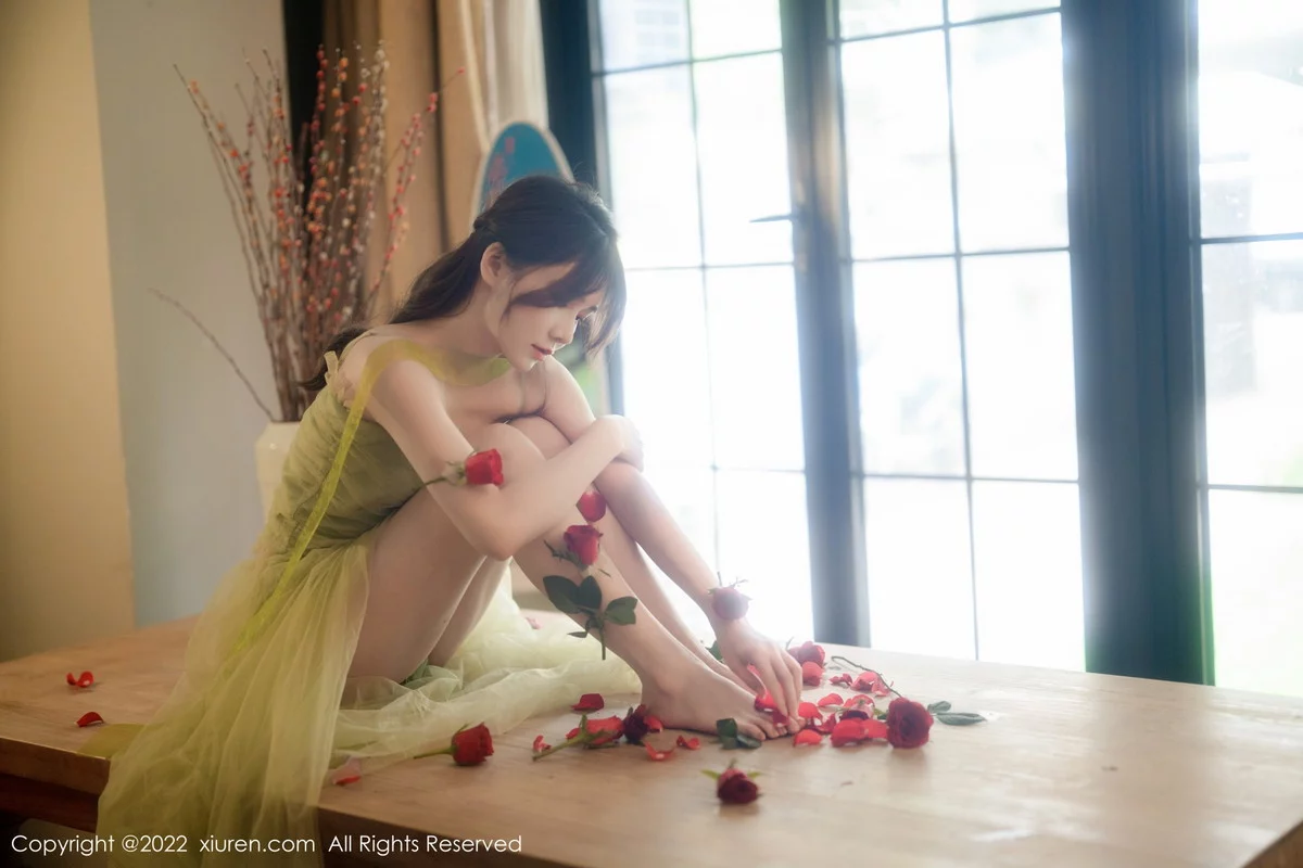 [[XiuRen秀人网]秀人网]No.5875_模特婠婠么私房性感淡绿色连衣裙秀曼妙身姿白嫩美腿诱惑写真85P