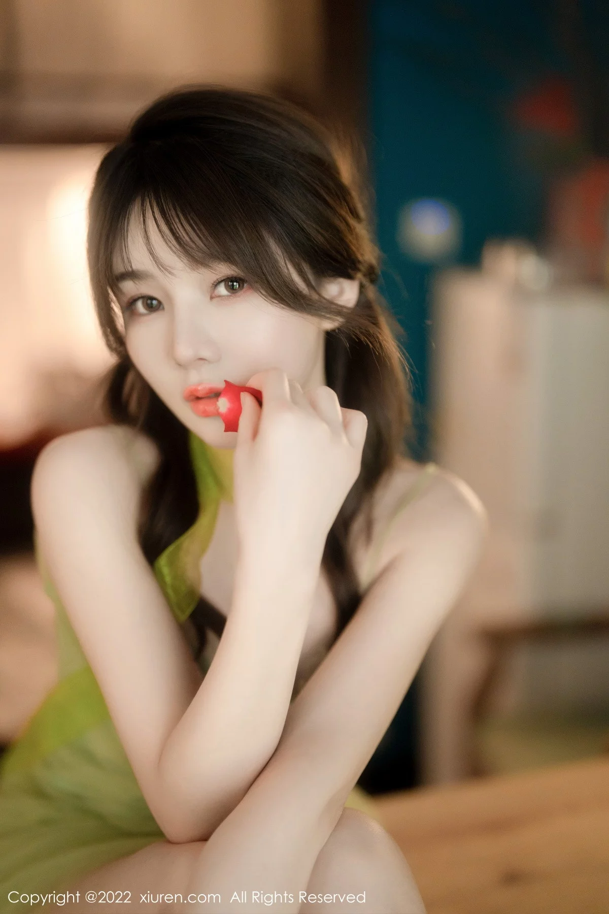 [[XiuRen秀人网]秀人网]No.5875_模特婠婠么私房性感淡绿色连衣裙秀曼妙身姿白嫩美腿诱惑写真85P