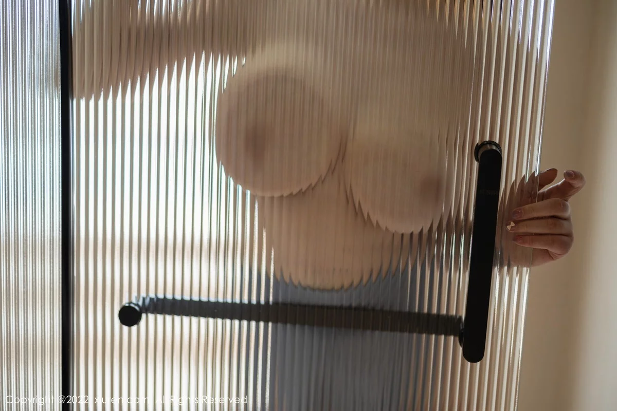 [[XiuRen秀人网]秀人网]No.5878_女神妲己_Toxic心愿旅拍蓝色高开叉服秀丰乳肥臀撩人诱惑写真72P