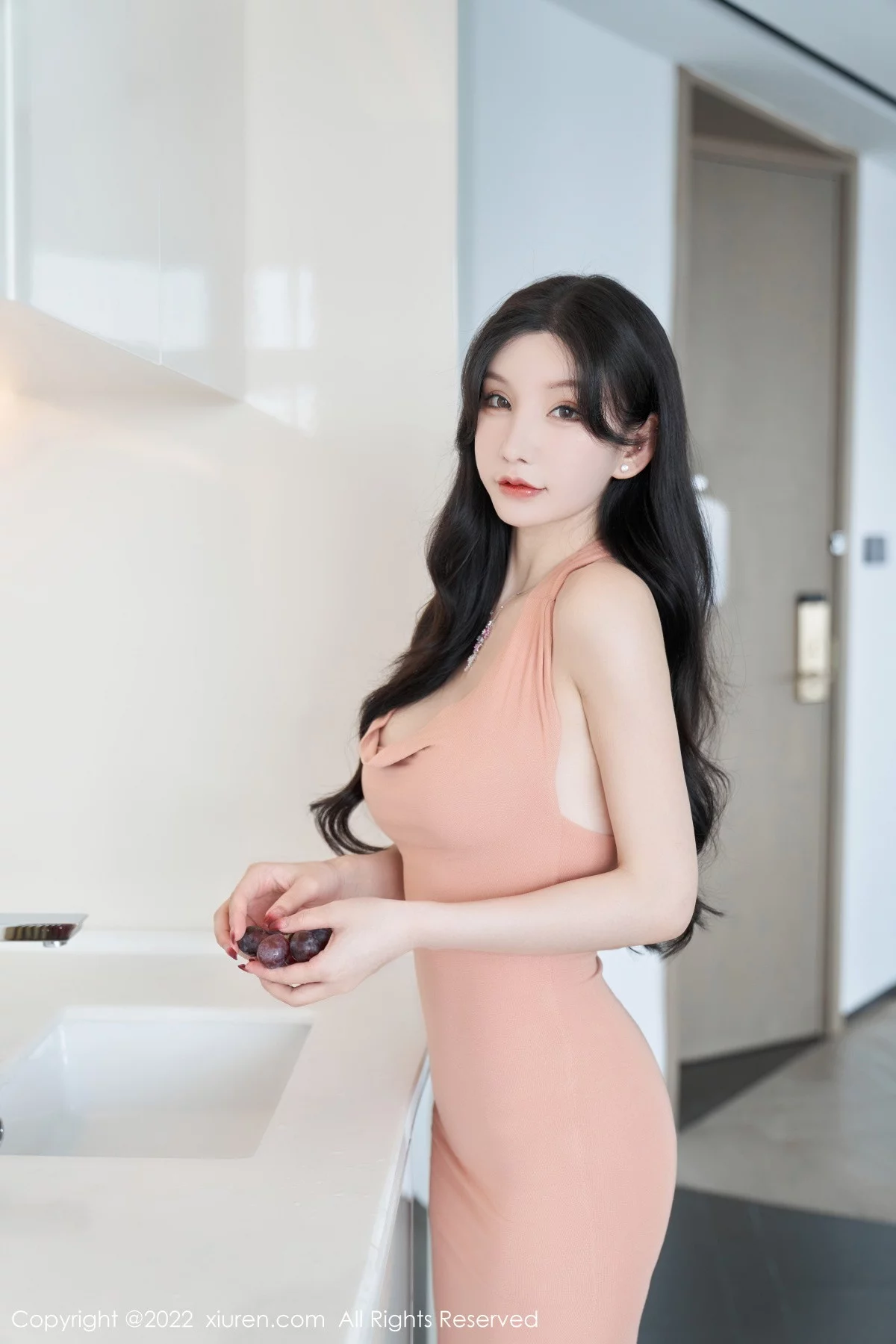 [[XiuRen秀人网]秀人网]No.5881_女神周于希Sally心愿旅拍性感粉色长裙+白色薄纱惹火诱惑写真80P