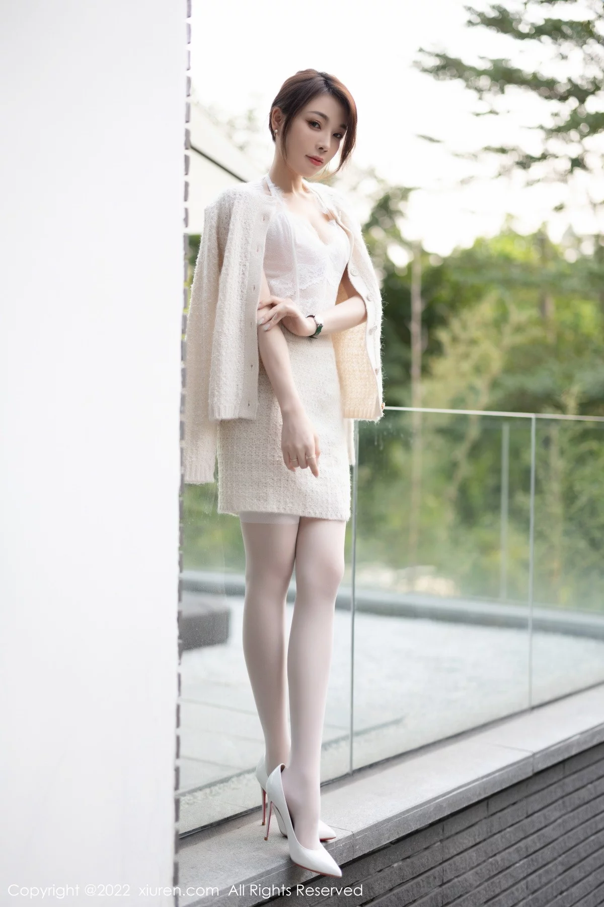 [[XiuRen秀人网]秀人网]No.5880_女神徐莉芝Booty半脱露性感白色蕾丝内衣配白丝吊袜诱惑写真88P