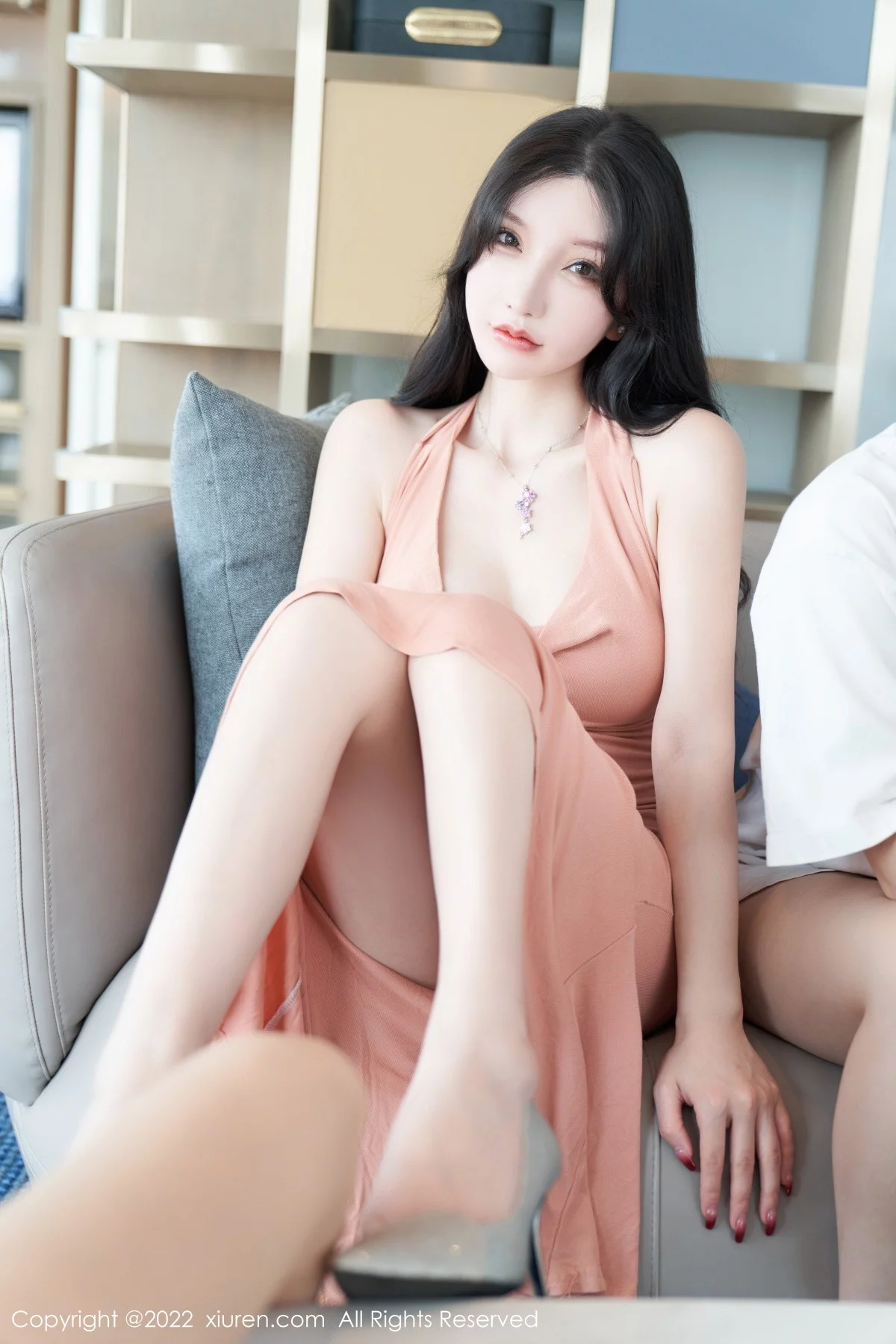 [[XiuRen秀人网]秀人网]No.5881_女神周于希Sally心愿旅拍性感粉色长裙+白色薄纱惹火诱惑写真80P