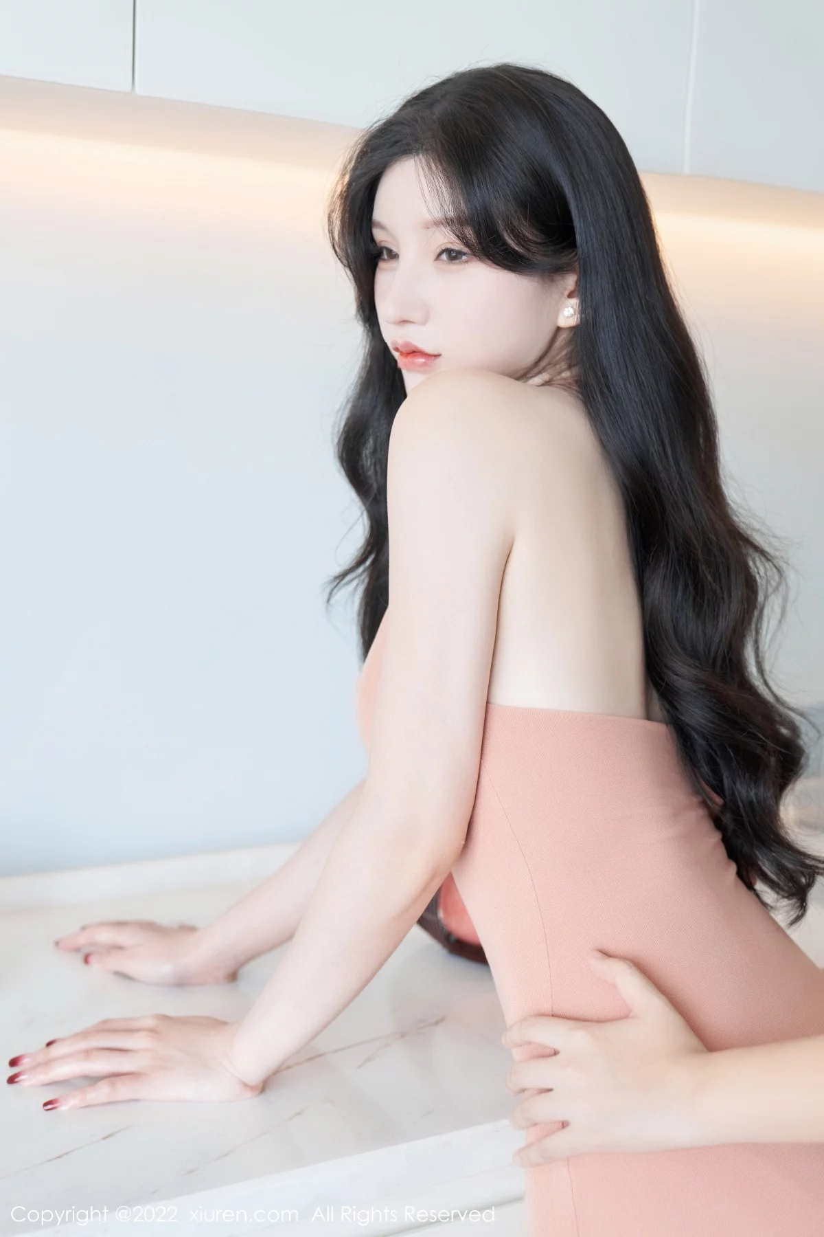 [[XiuRen秀人网]秀人网]No.5881_女神周于希Sally心愿旅拍性感粉色长裙+白色薄纱惹火诱惑写真80P