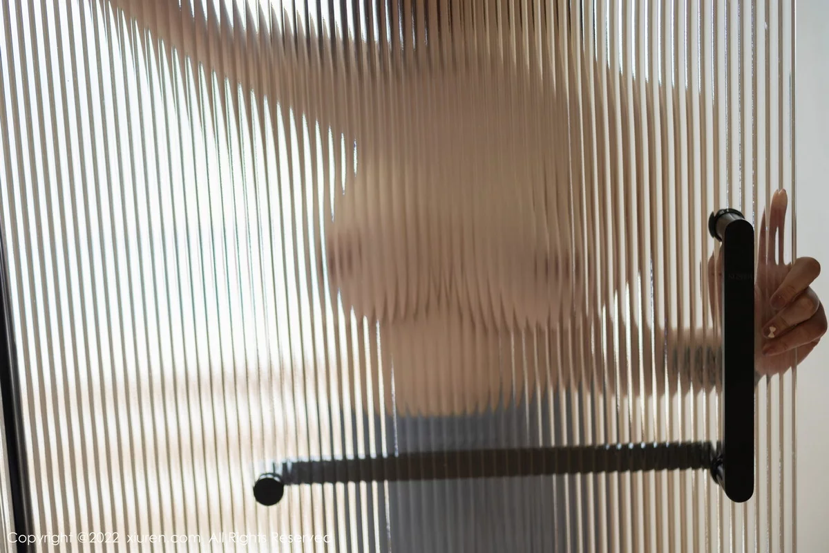 [[XiuRen秀人网]秀人网]No.5878_女神妲己_Toxic心愿旅拍蓝色高开叉服秀丰乳肥臀撩人诱惑写真72P