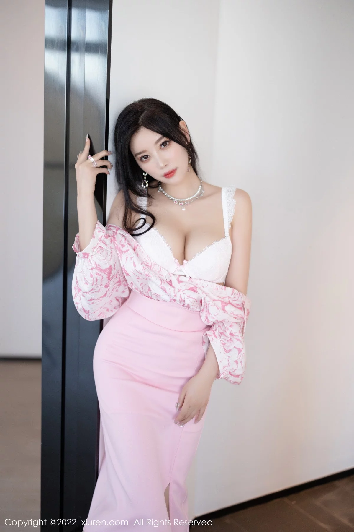 [[XiuRen秀人网]秀人网]No.5927_女神杨晨晨Yome脱性感粉色上衣露白色内衣秀丰腴身材诱惑写真87P