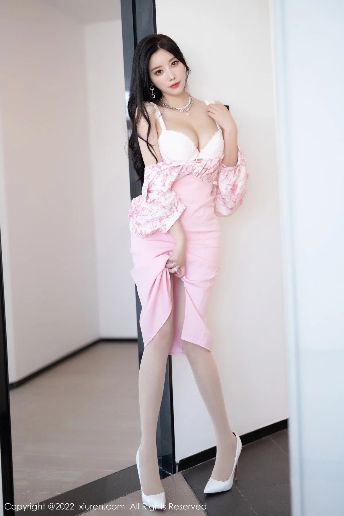 [[XiuRen秀人网]秀人网]No.5927_女神杨晨晨Yome脱性感粉色上衣露白色内衣秀丰腴身材诱惑写真87P