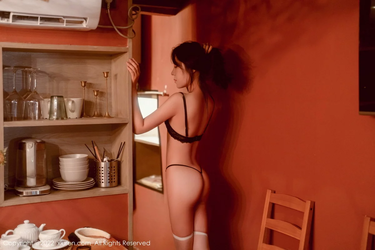 [[XiuRen秀人网]秀人网]No.5923_模特露露luncy酒店场景黑色蕾丝内衣秀曼妙身姿撩人诱惑写真68P
