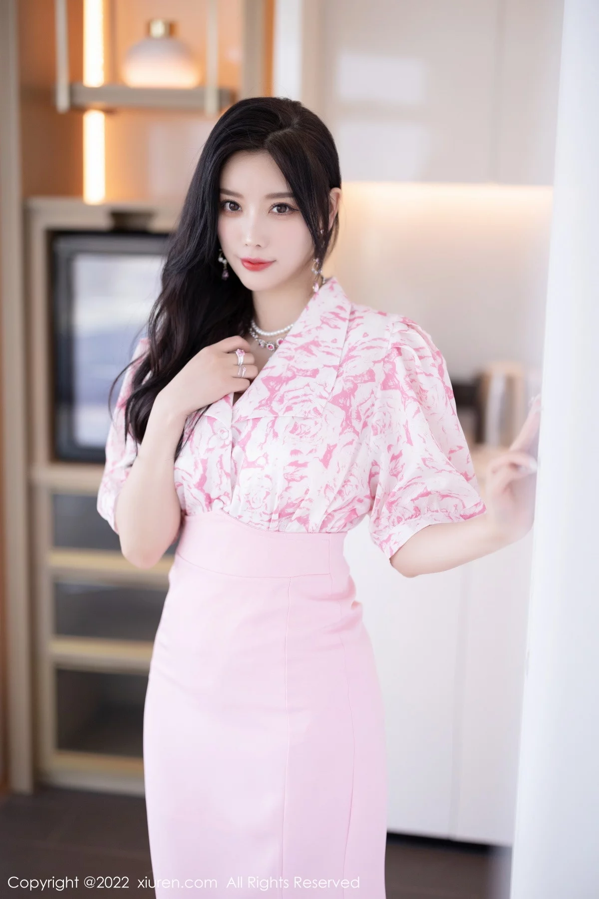 [[XiuRen秀人网]秀人网]No.5927_女神杨晨晨Yome脱性感粉色上衣露白色内衣秀丰腴身材诱惑写真87P