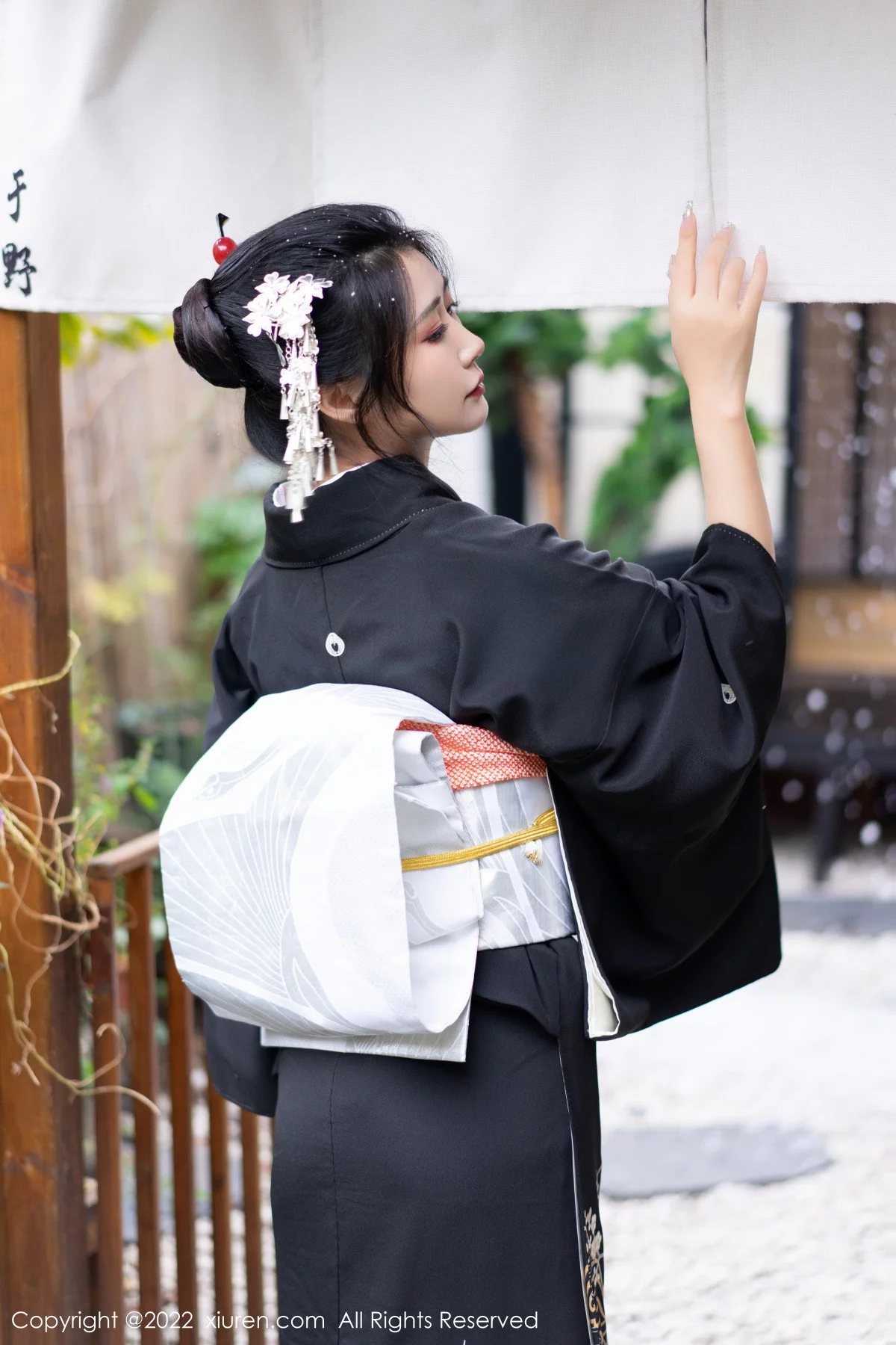 [[XiuRen秀人网]秀人网]No.5932_模特laura阿姣性感深色日式和服半脱秀柔美身材迷人诱惑写真74P