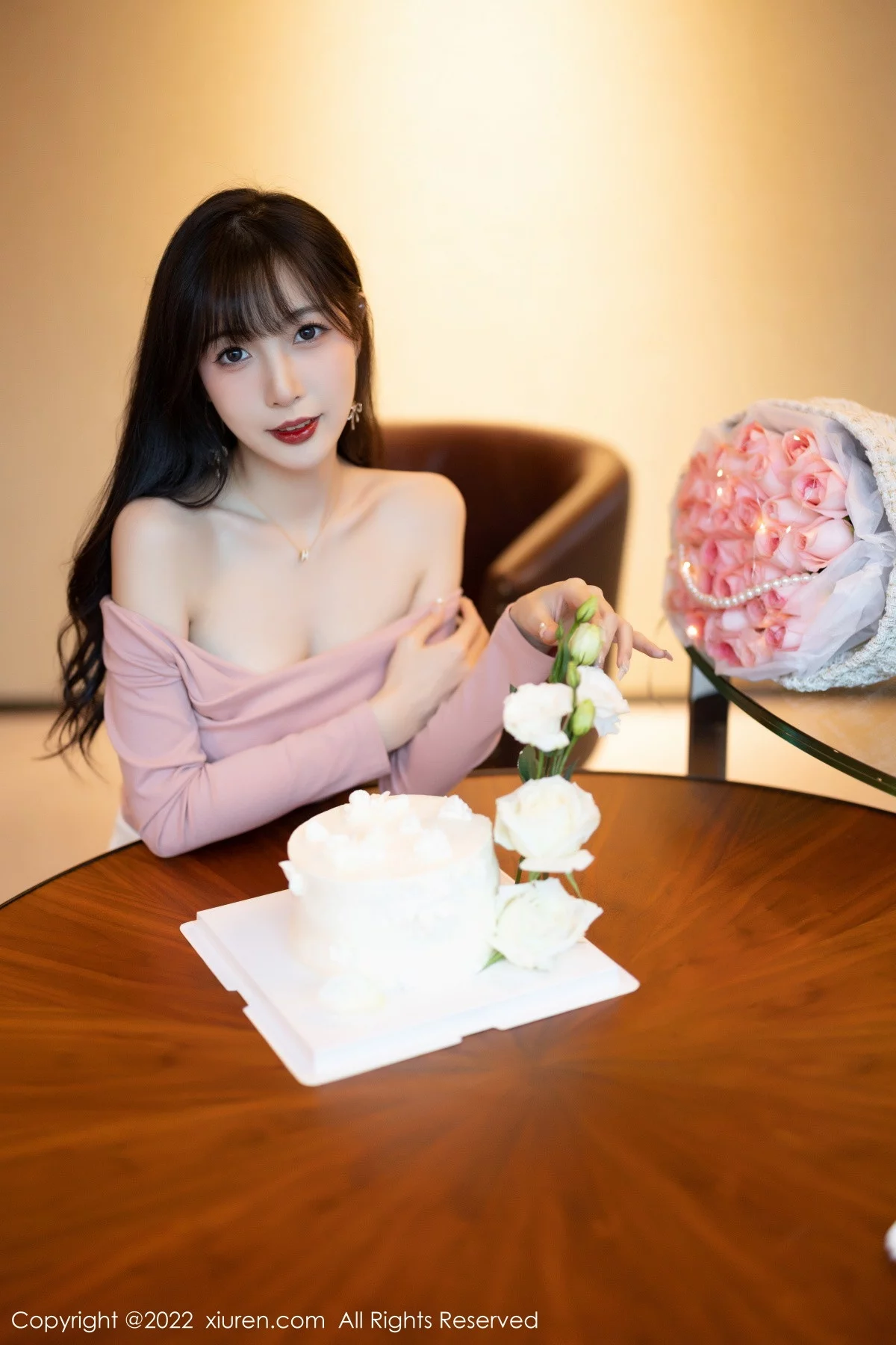 [[XiuRen秀人网]秀人网]No.5934_模特林星阑紫色露肩上衣配白短裙露蕾丝内衣开档肉丝诱惑写真81P