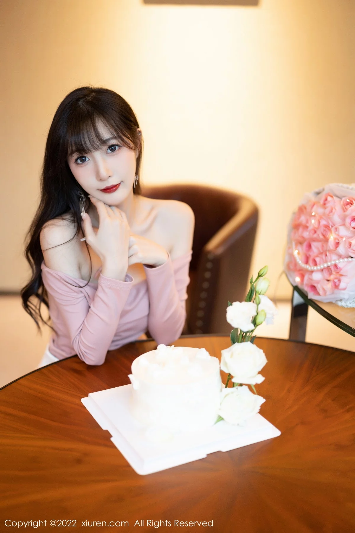 [[XiuRen秀人网]秀人网]No.5934_模特林星阑紫色露肩上衣配白短裙露蕾丝内衣开档肉丝诱惑写真81P