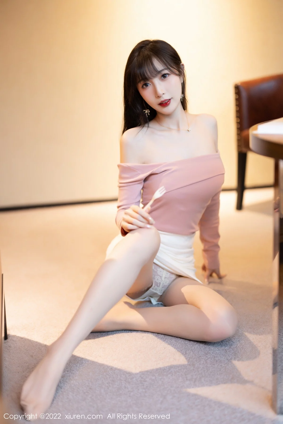 [[XiuRen秀人网]秀人网]No.5934_模特林星阑紫色露肩上衣配白短裙露蕾丝内衣开档肉丝诱惑写真81P