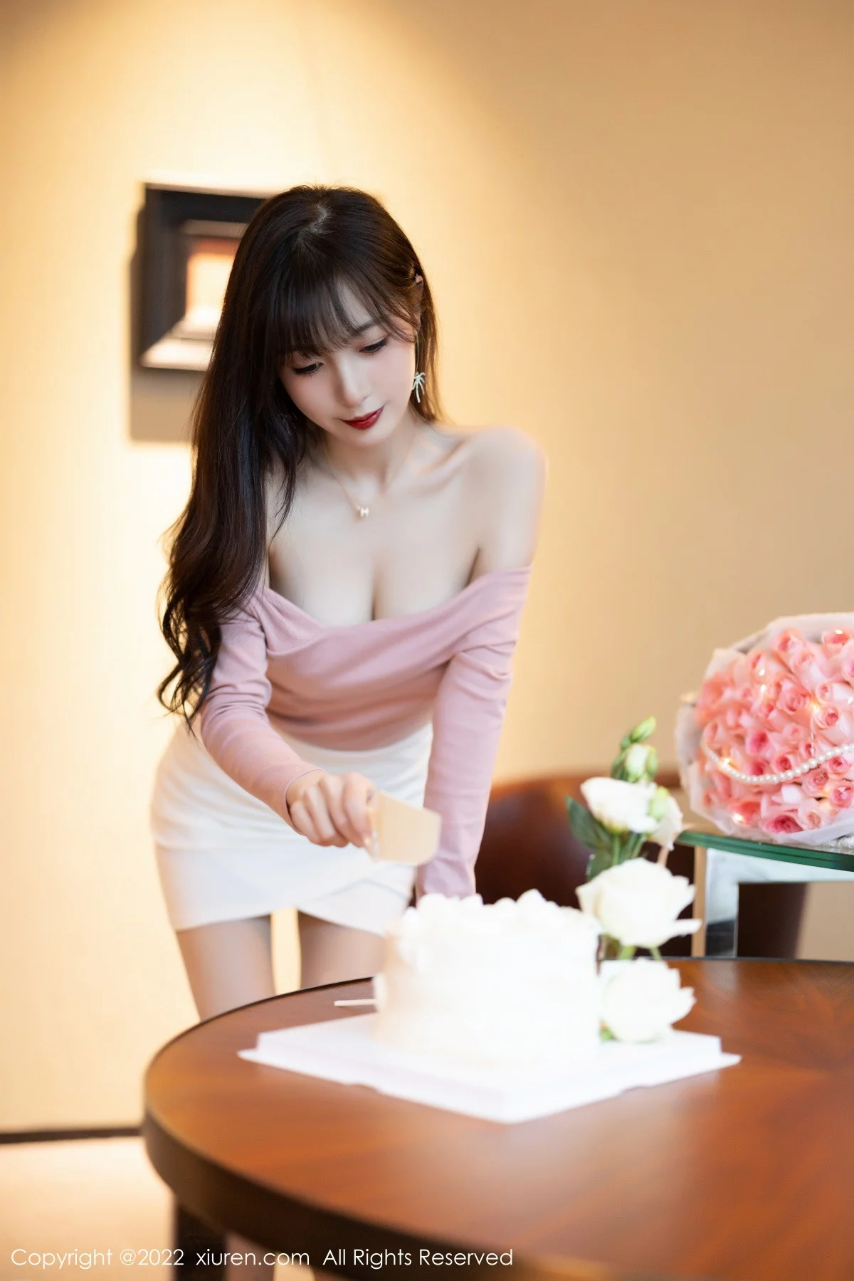 [[XiuRen秀人网]秀人网]No.5934_模特林星阑紫色露肩上衣配白短裙露蕾丝内衣开档肉丝诱惑写真81P