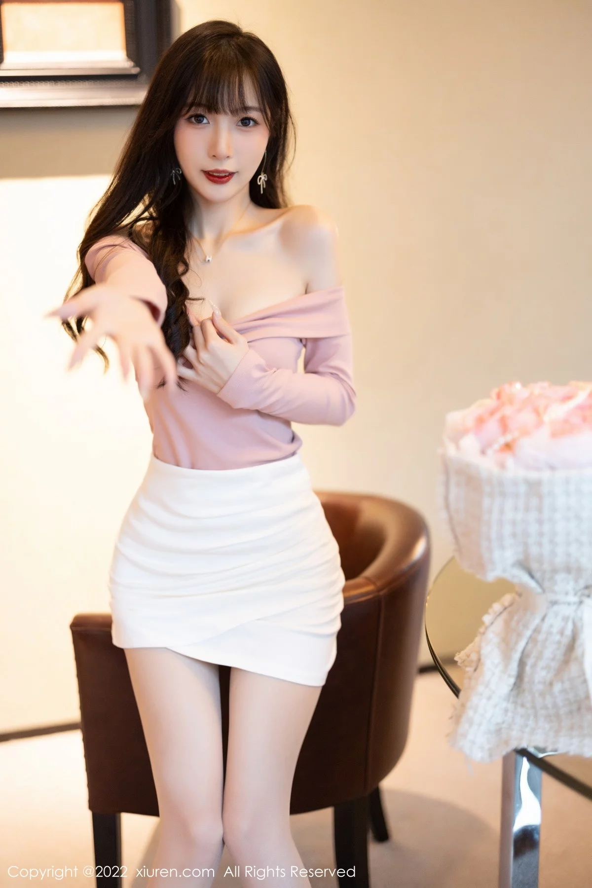 [[XiuRen秀人网]秀人网]No.5934_模特林星阑紫色露肩上衣配白短裙露蕾丝内衣开档肉丝诱惑写真81P