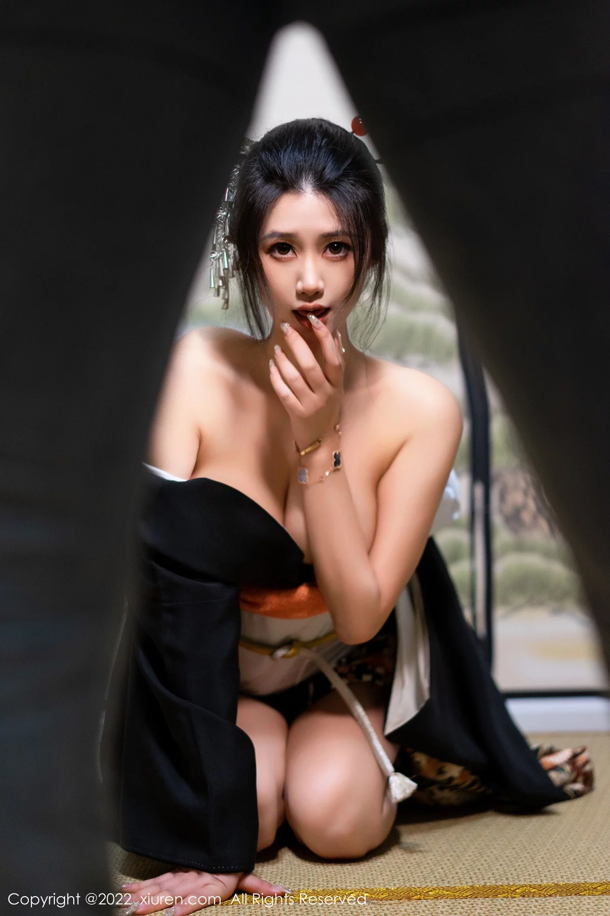 [[XiuRen秀人网]秀人网]No.5932_模特laura阿姣性感深色日式和服半脱秀柔美身材迷人诱惑写真74P