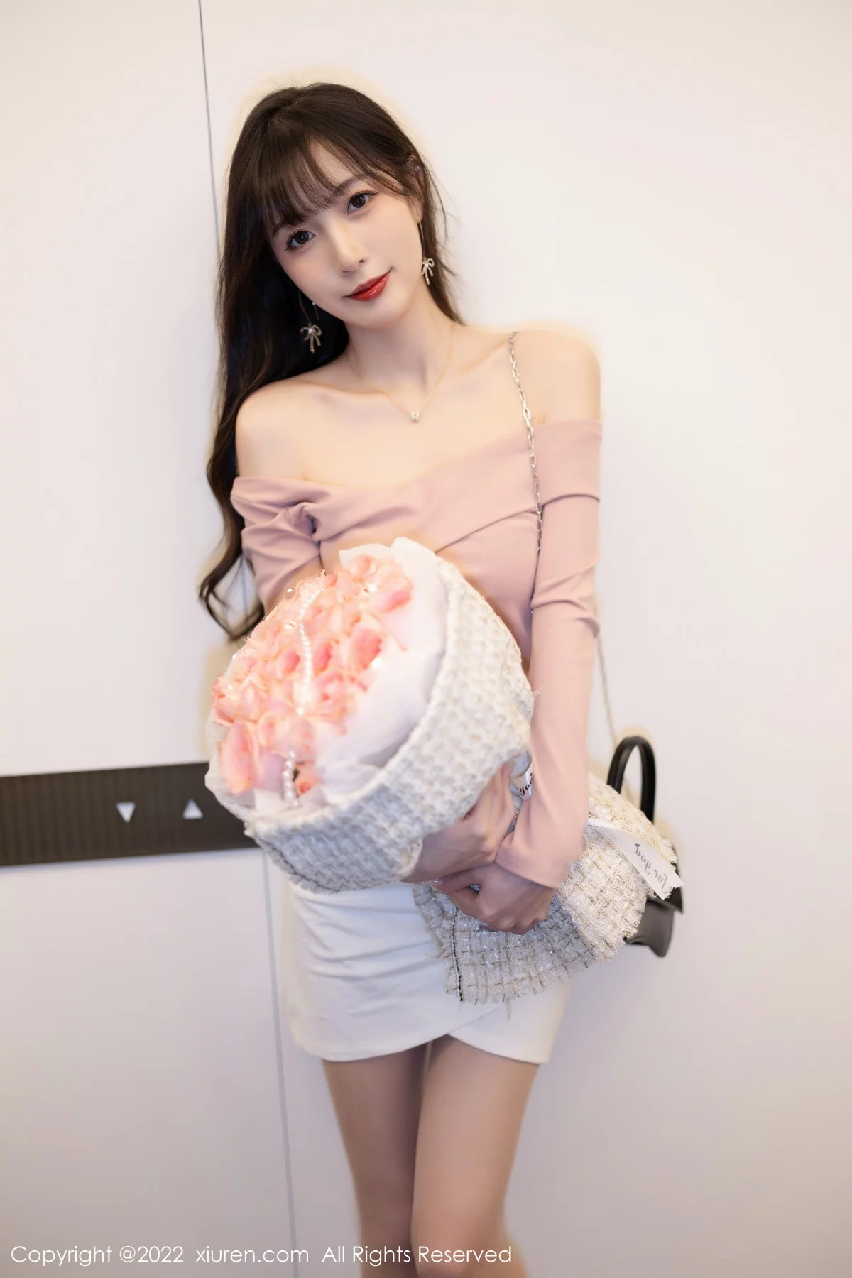 [[XiuRen秀人网]秀人网]No.5934_模特林星阑紫色露肩上衣配白短裙露蕾丝内衣开档肉丝诱惑写真81P