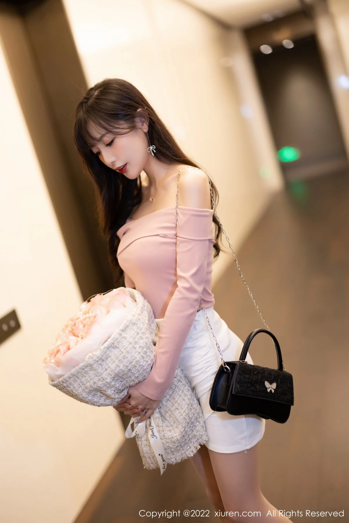 [[XiuRen秀人网]秀人网]No.5934_模特林星阑紫色露肩上衣配白短裙露蕾丝内衣开档肉丝诱惑写真81P