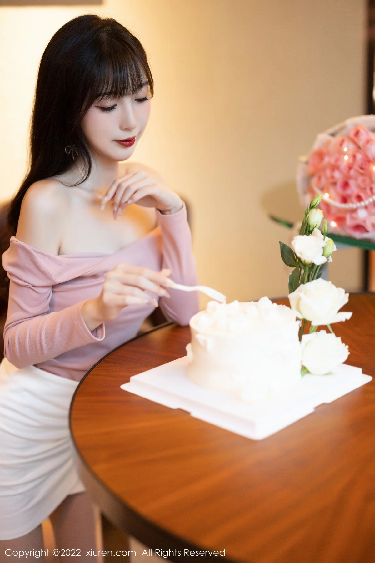 [[XiuRen秀人网]秀人网]No.5934_模特林星阑紫色露肩上衣配白短裙露蕾丝内衣开档肉丝诱惑写真81P