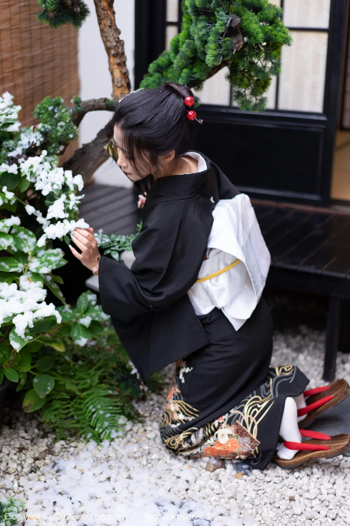 [[XiuRen秀人网]秀人网]No.5932_模特laura阿姣性感深色日式和服半脱秀柔美身材迷人诱惑写真74P