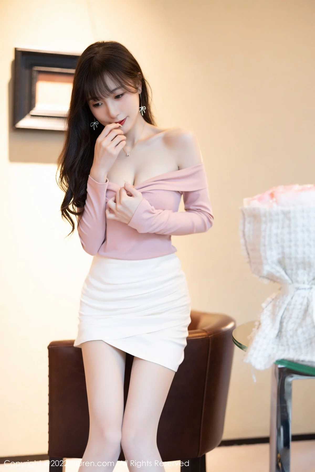 [[XiuRen秀人网]秀人网]No.5934_模特林星阑紫色露肩上衣配白短裙露蕾丝内衣开档肉丝诱惑写真81P