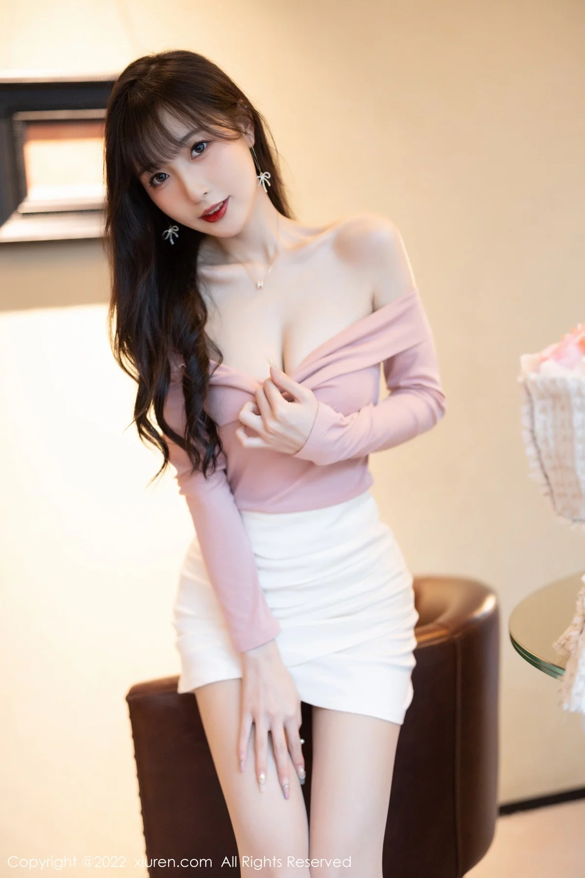 [[XiuRen秀人网]秀人网]No.5934_模特林星阑紫色露肩上衣配白短裙露蕾丝内衣开档肉丝诱惑写真81P