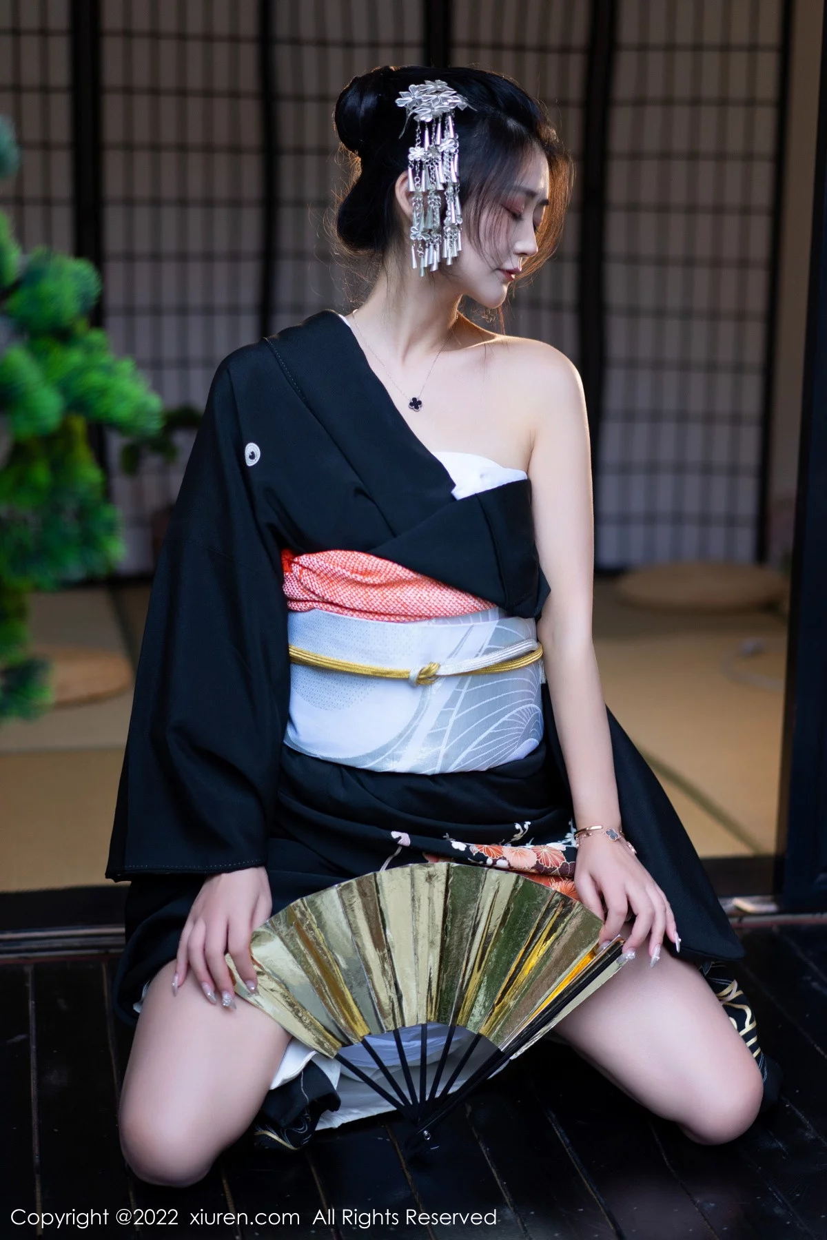 [[XiuRen秀人网]秀人网]No.5932_模特laura阿姣性感深色日式和服半脱秀柔美身材迷人诱惑写真74P