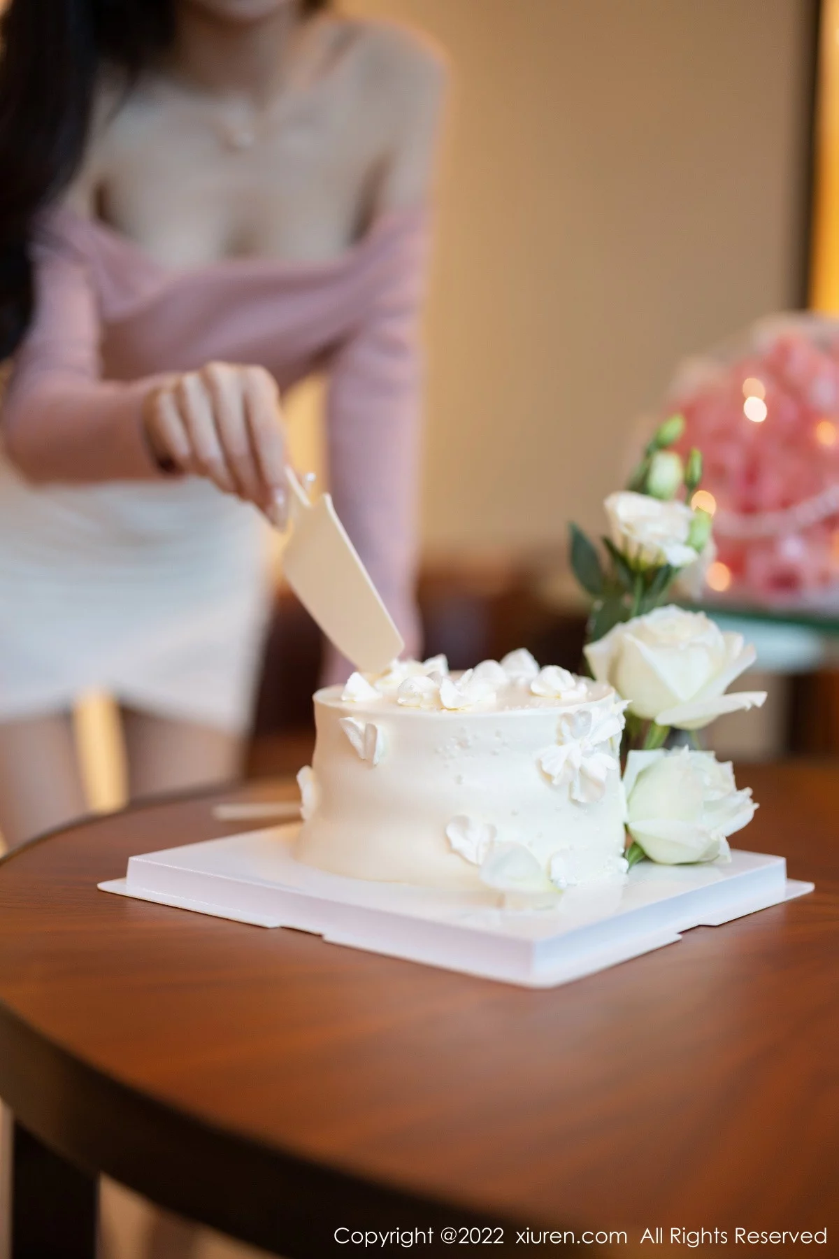 [[XiuRen秀人网]秀人网]No.5934_模特林星阑紫色露肩上衣配白短裙露蕾丝内衣开档肉丝诱惑写真81P