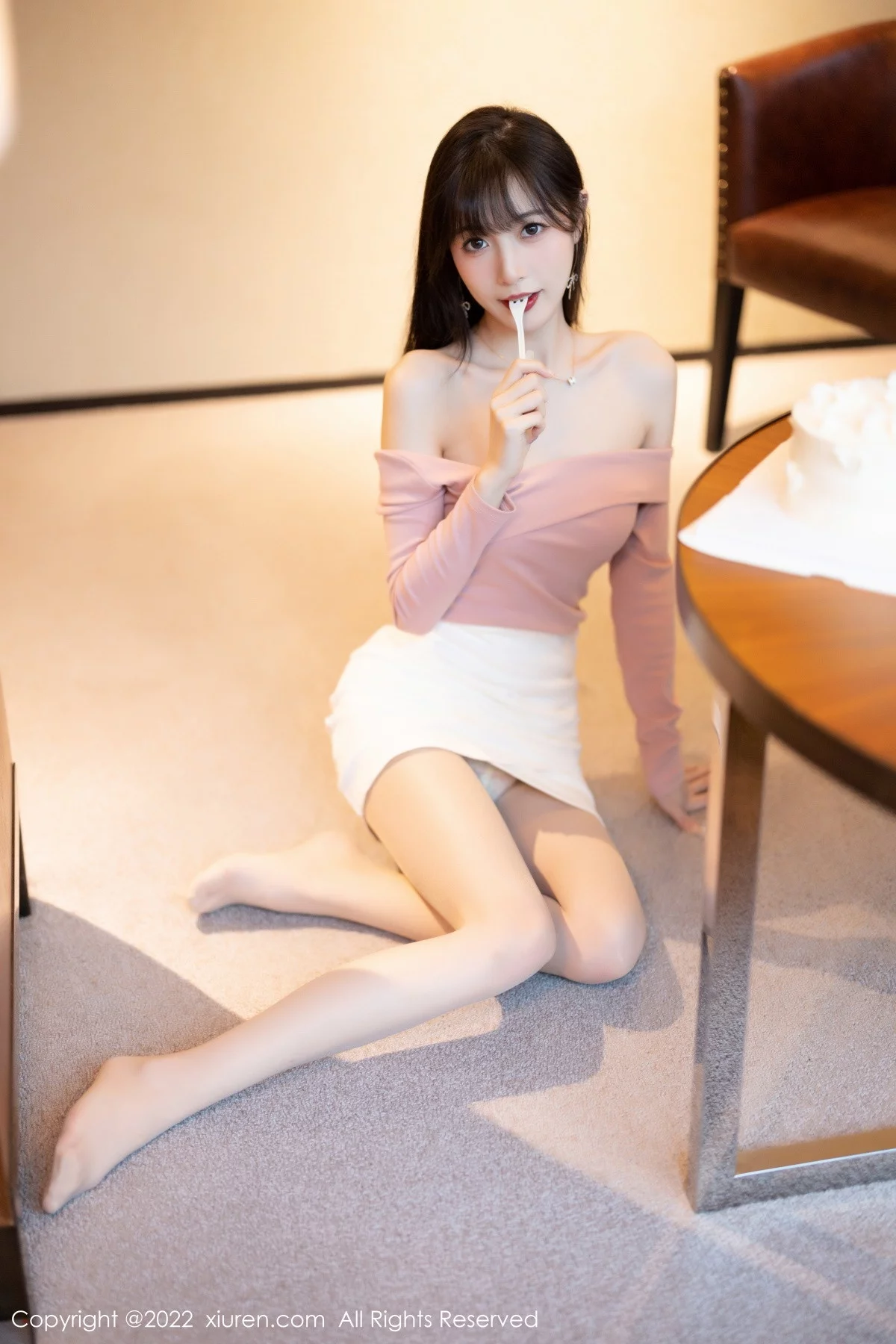 [[XiuRen秀人网]秀人网]No.5934_模特林星阑紫色露肩上衣配白短裙露蕾丝内衣开档肉丝诱惑写真81P