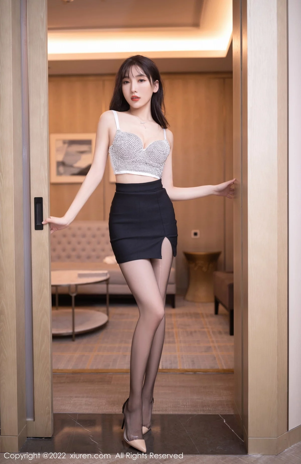 [[XiuRen秀人网]秀人网]No.5940_模特陆萱萱白色上衣配黑色短裙露性感镶砖内衣迷人诱惑写真78P