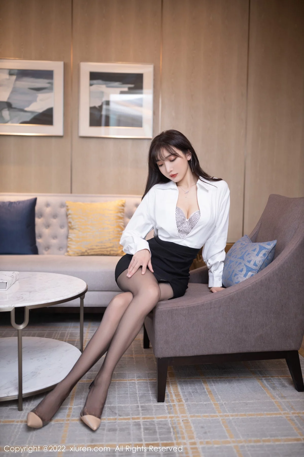 [[XiuRen秀人网]秀人网]No.5940_模特陆萱萱白色上衣配黑色短裙露性感镶砖内衣迷人诱惑写真78P