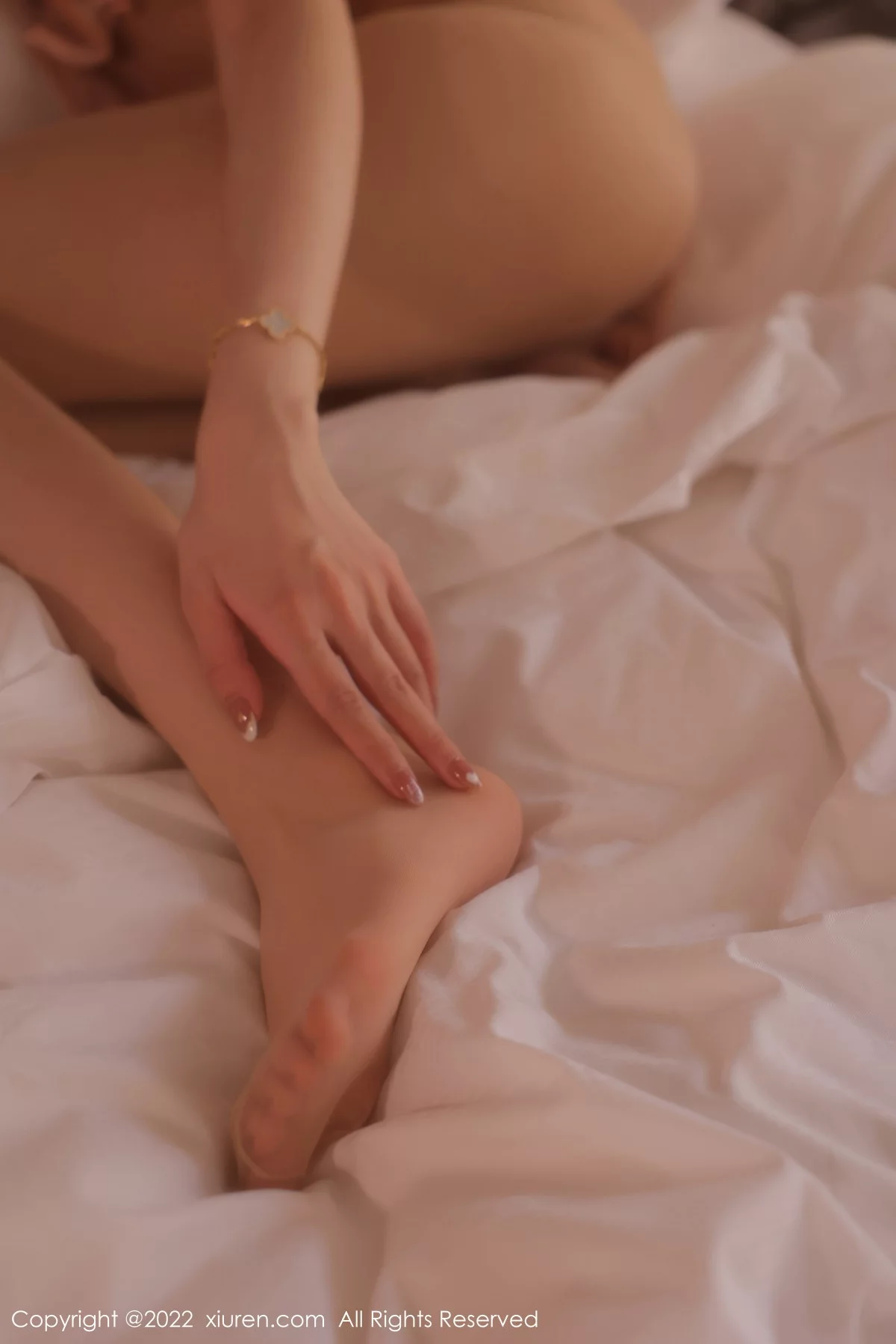 [[XiuRen秀人网]秀人网]No.5937_模特tina_甜仔私房性感橙色轻透旗袍配肉丝秀凹凸身材诱惑写真69P