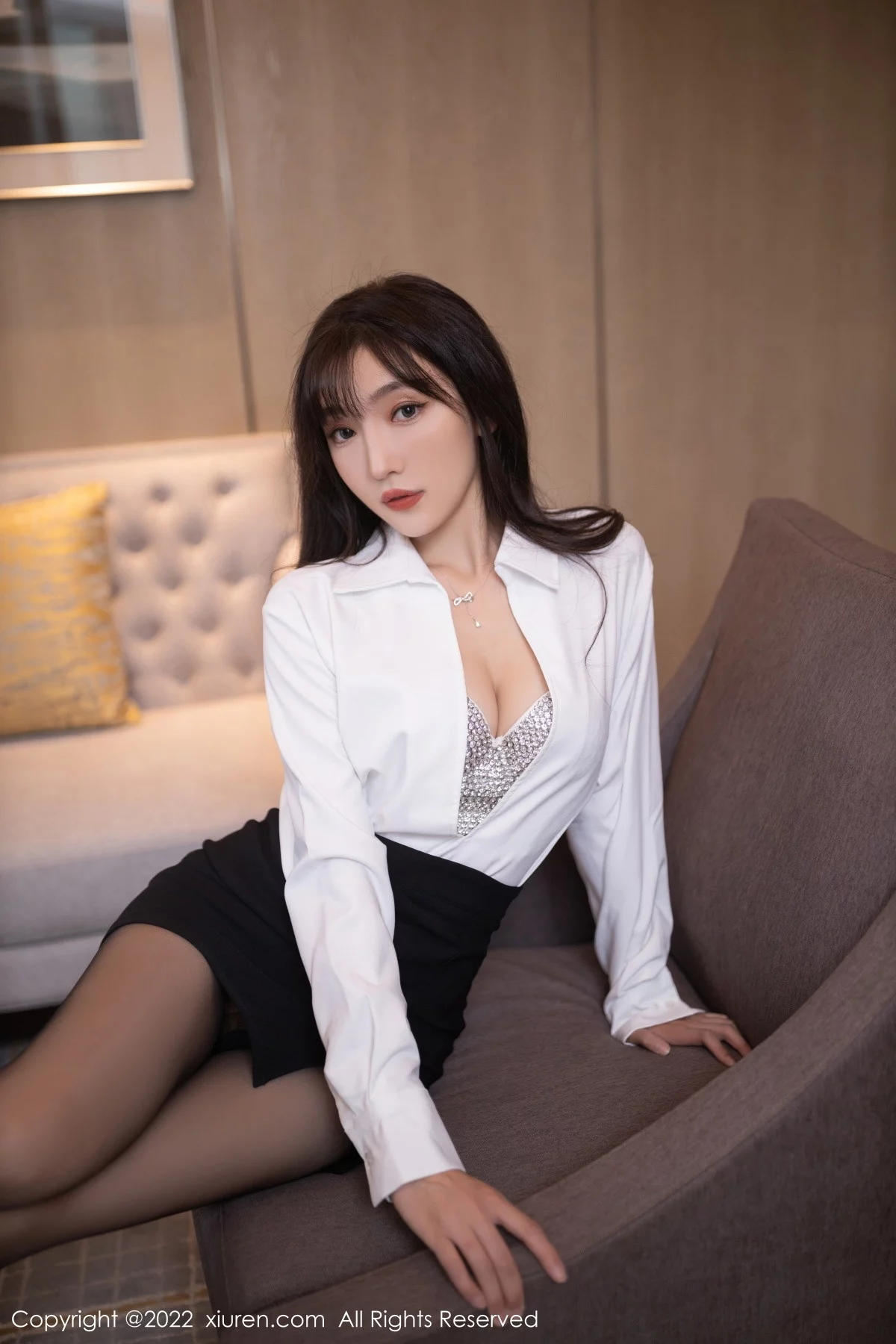 [[XiuRen秀人网]秀人网]No.5940_模特陆萱萱白色上衣配黑色短裙露性感镶砖内衣迷人诱惑写真78P