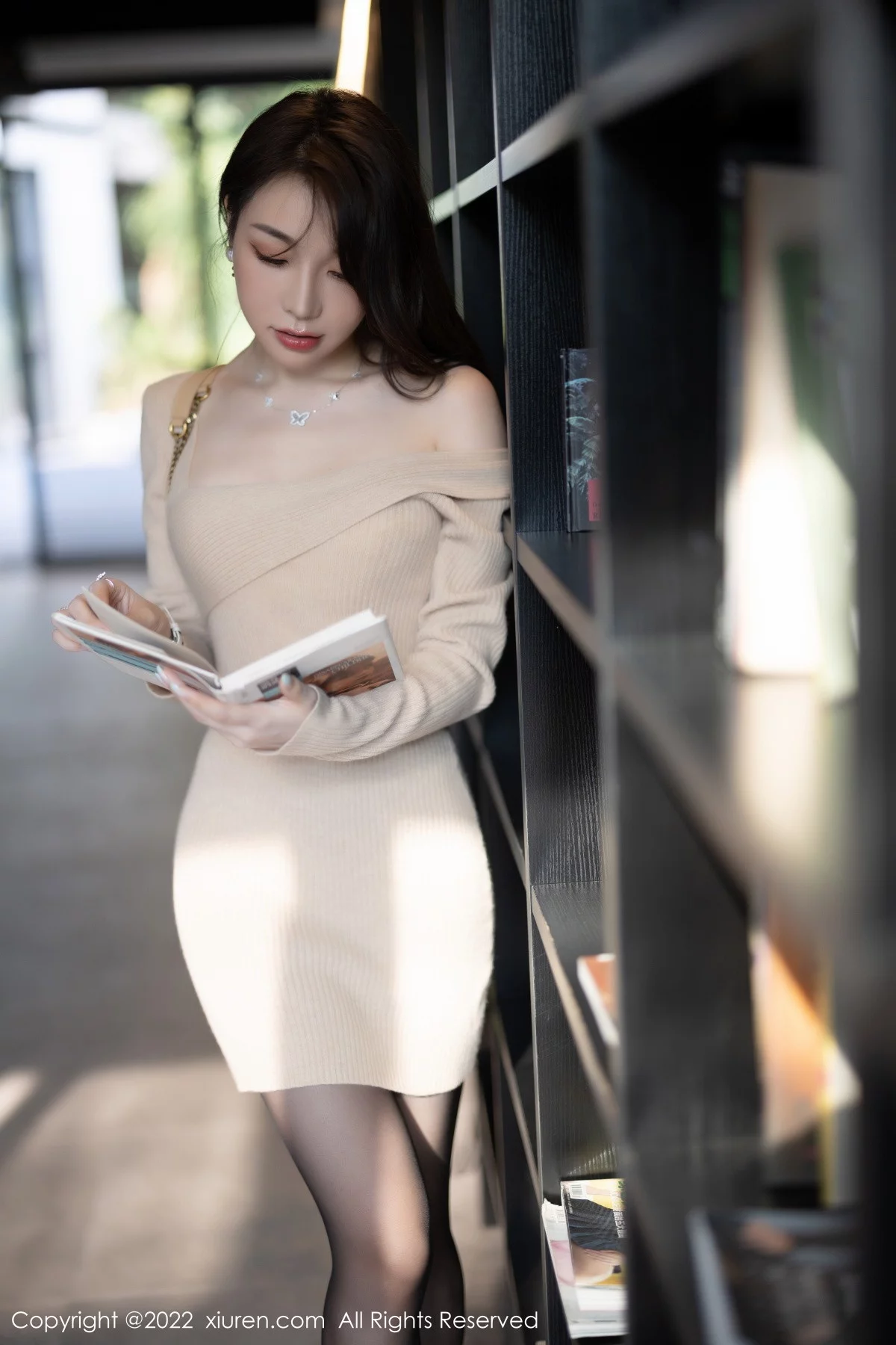 [[XiuRen秀人网]秀人网]No.5945_女神徐莉芝Booty脱米色连衣裙露蕾丝内衣配超薄黑丝魅惑写真83P