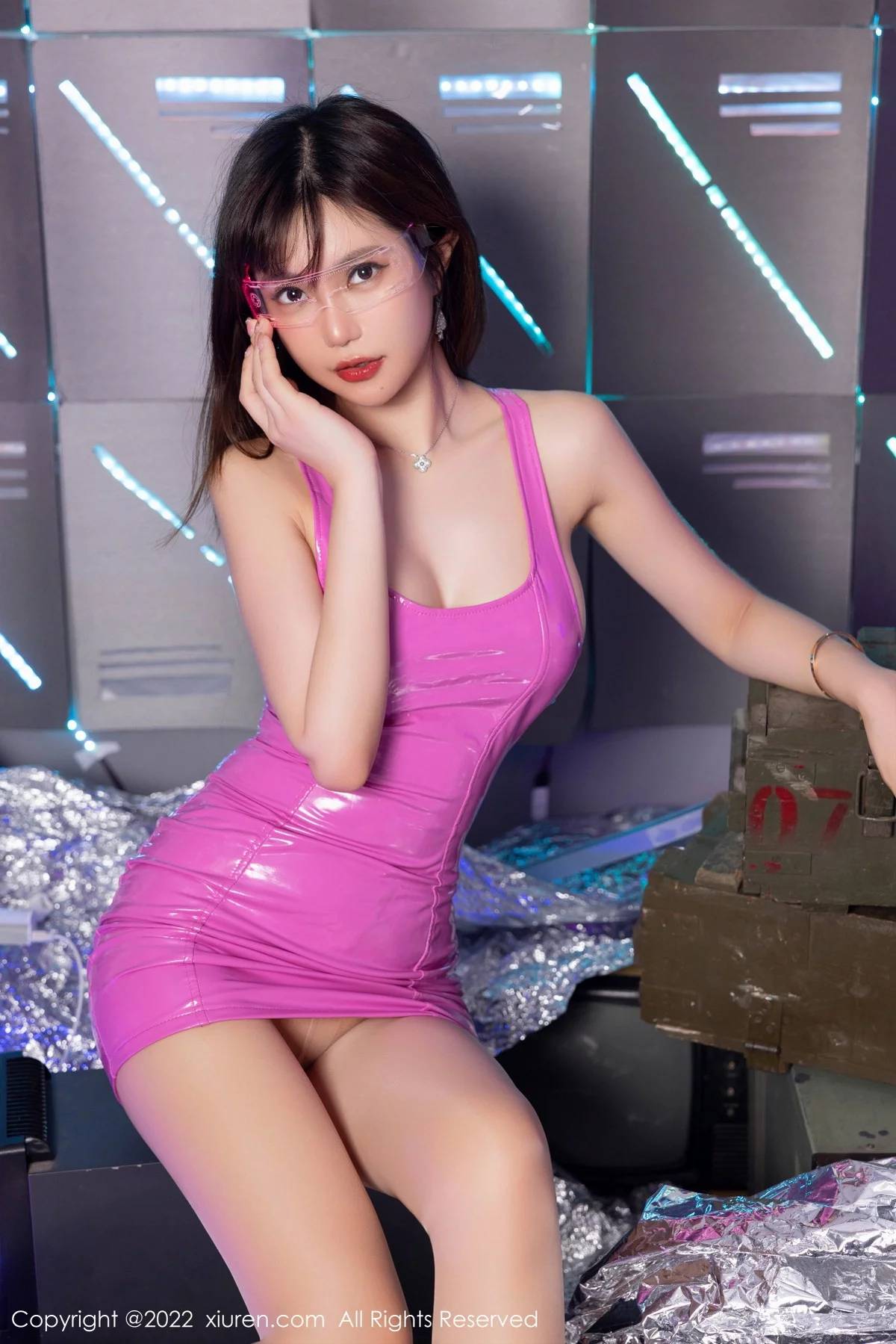 [[XiuRen秀人网]秀人网]No.5944_女神绮里嘉ula脱艳红连衣裙露抹胸情趣服饰秀惹火身材诱惑写真70P